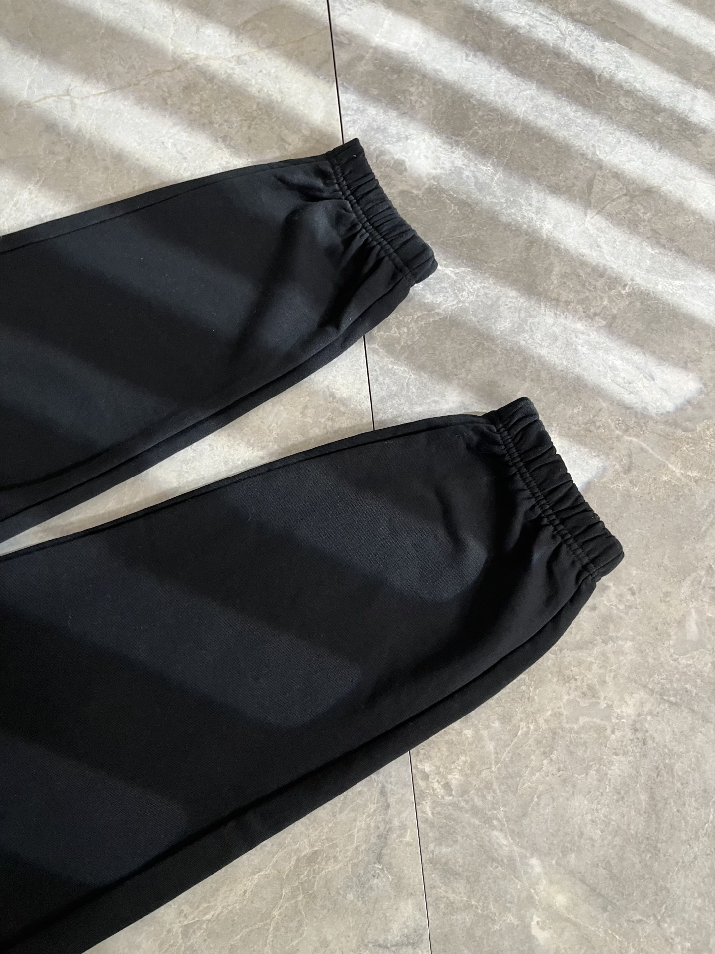 GUC*I古家2025秋冬百搭休闲裤，作为高奢潮牌G家经典款式，此款的风格可以说是完美无缺，设计LOGO