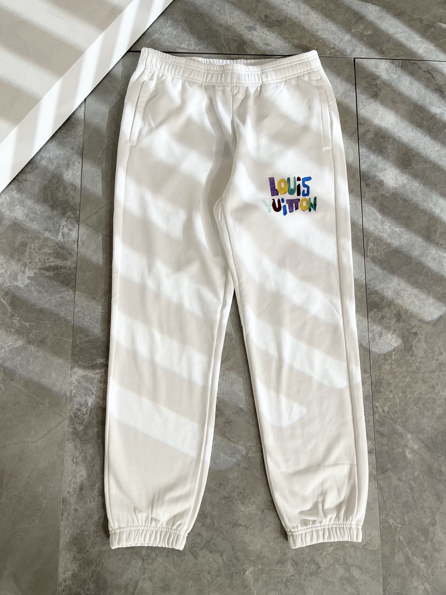 Louls**Vultt*n路易*登 2025秋冬新款松紧腰休闲裤 ！标识logo图案印花修饰！采用双压