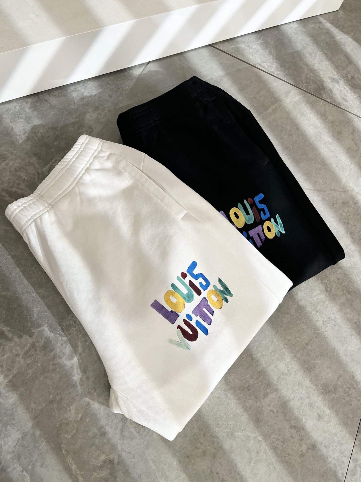 Louls**Vultt*n路易*登 2025秋冬新款松紧腰休闲裤 ！标识logo图案印花修饰！采用双压