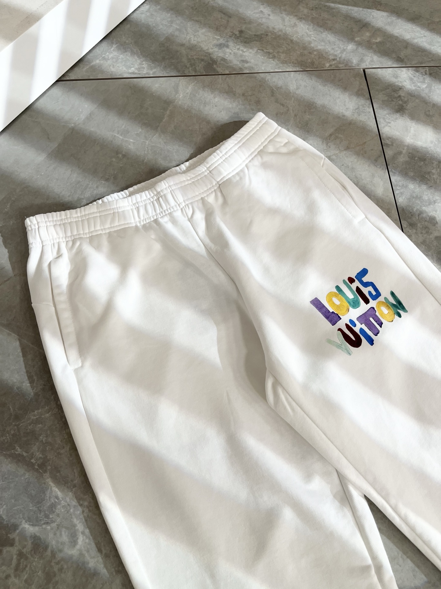 Louls**Vultt*n路易*登 2025秋冬新款松紧腰休闲裤 ！标识logo图案印花修饰！采用双压