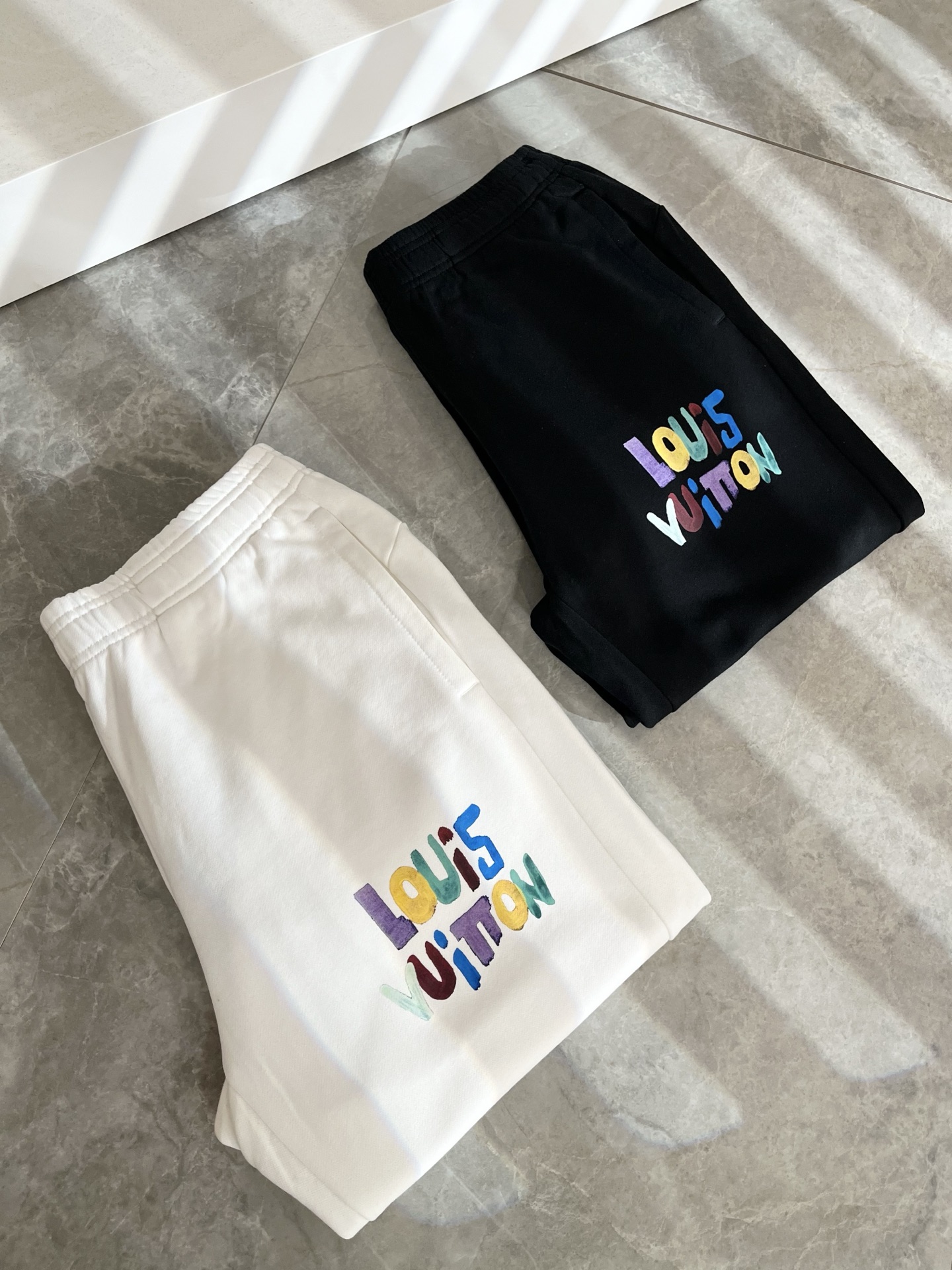 Louls**Vultt*n路易*登 2025秋冬新款松紧腰休闲裤 ！标识logo图案印花修饰！采用双压