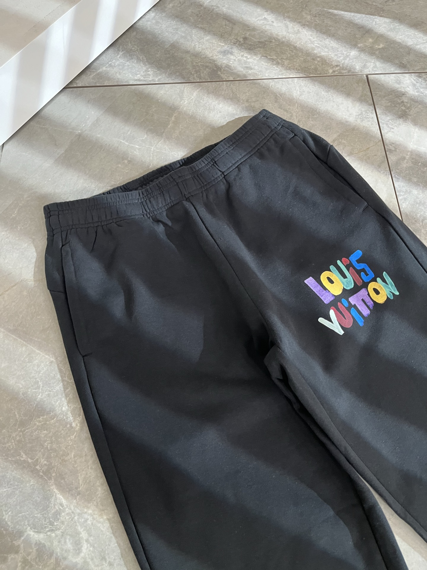 Louls**Vultt*n路易*登 2025秋冬新款松紧腰休闲裤 ！标识logo图案印花修饰！采用双压