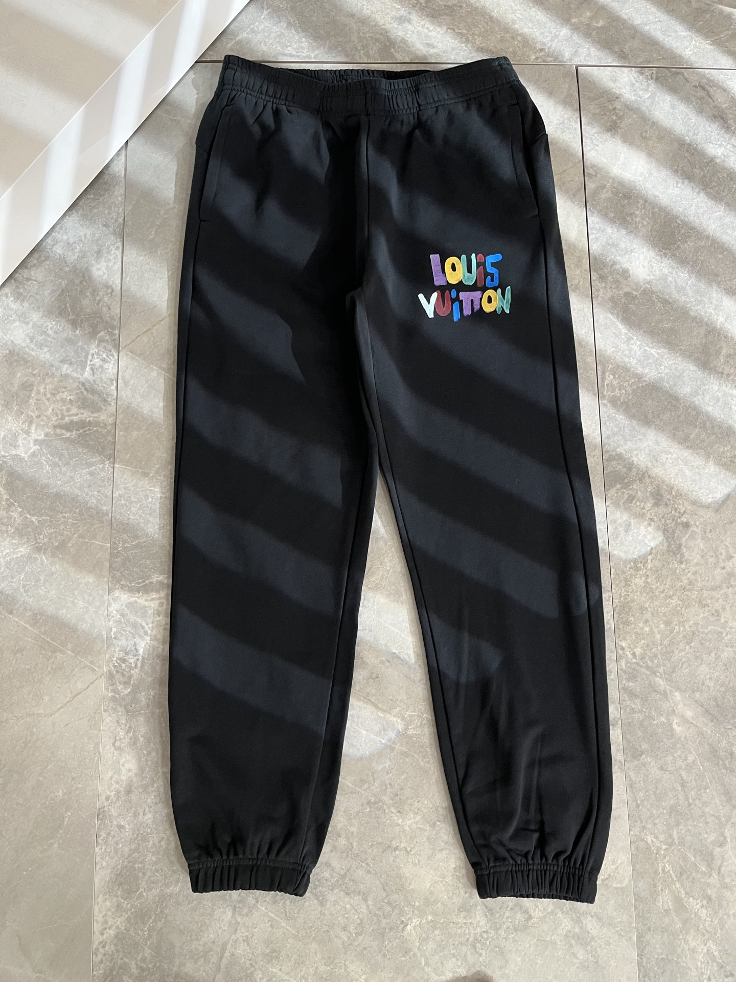 Louls**Vultt*n路易*登 2025秋冬新款松紧腰休闲裤 ！标识logo图案印花修饰！采用双压