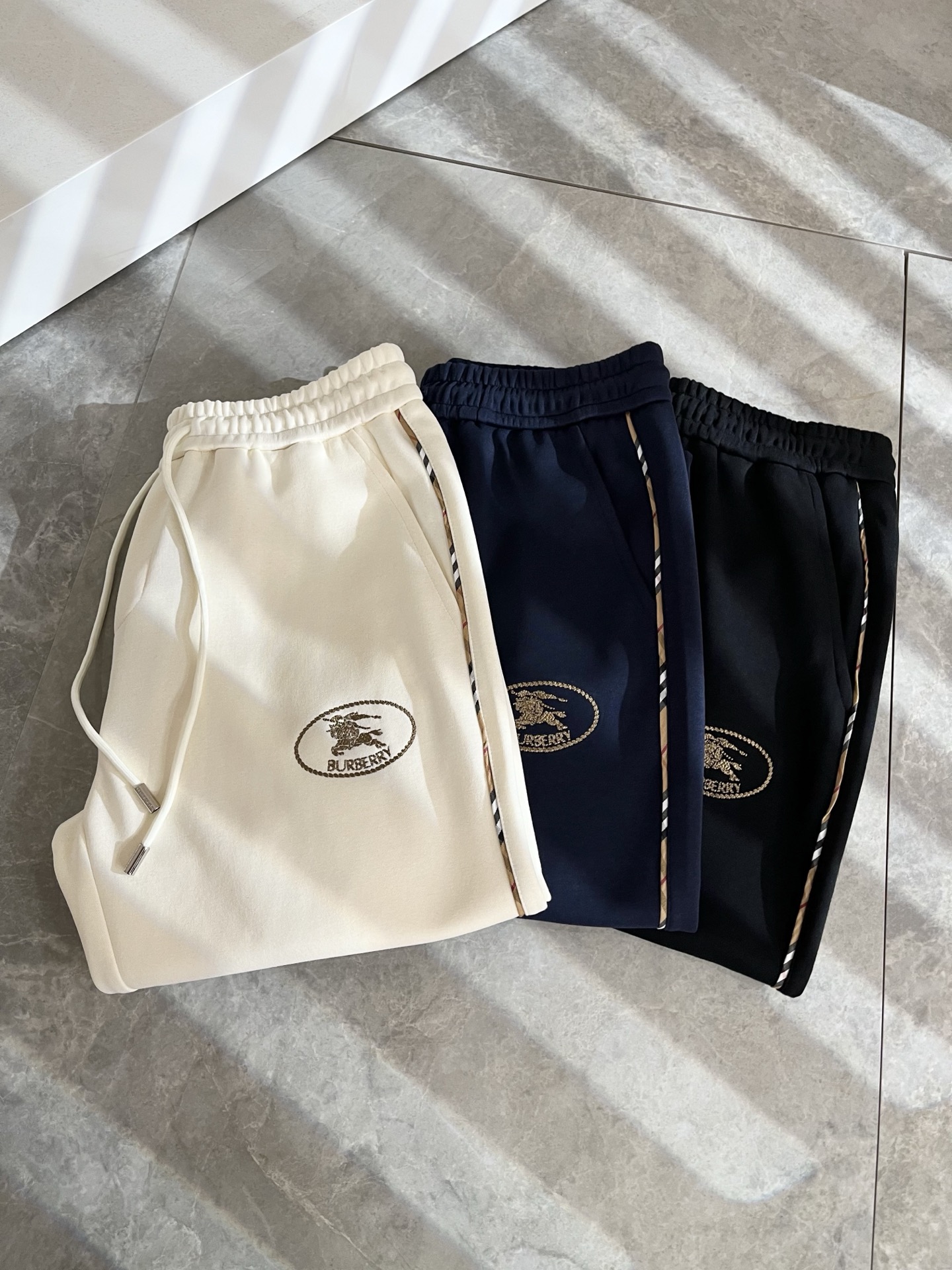 BURBER*Y巴*莉 2025秋冬新款男士休闲裤！简约百搭款，不挑人穿，腰部松紧抽绳设计！标志logo