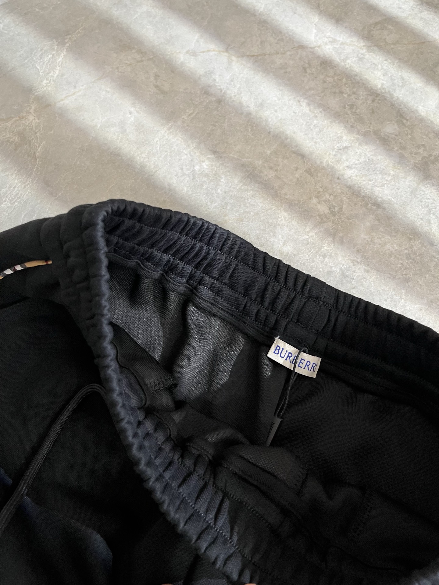 BURBER*Y巴*莉 2025秋冬新款男士休闲裤！简约百搭款，不挑人穿，腰部松紧抽绳设计！标志logo