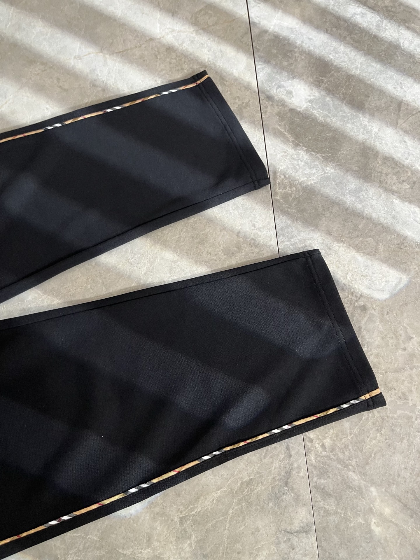 BURBER*Y巴*莉 2025秋冬新款男士休闲裤！简约百搭款，不挑人穿，腰部松紧抽绳设计！标志logo