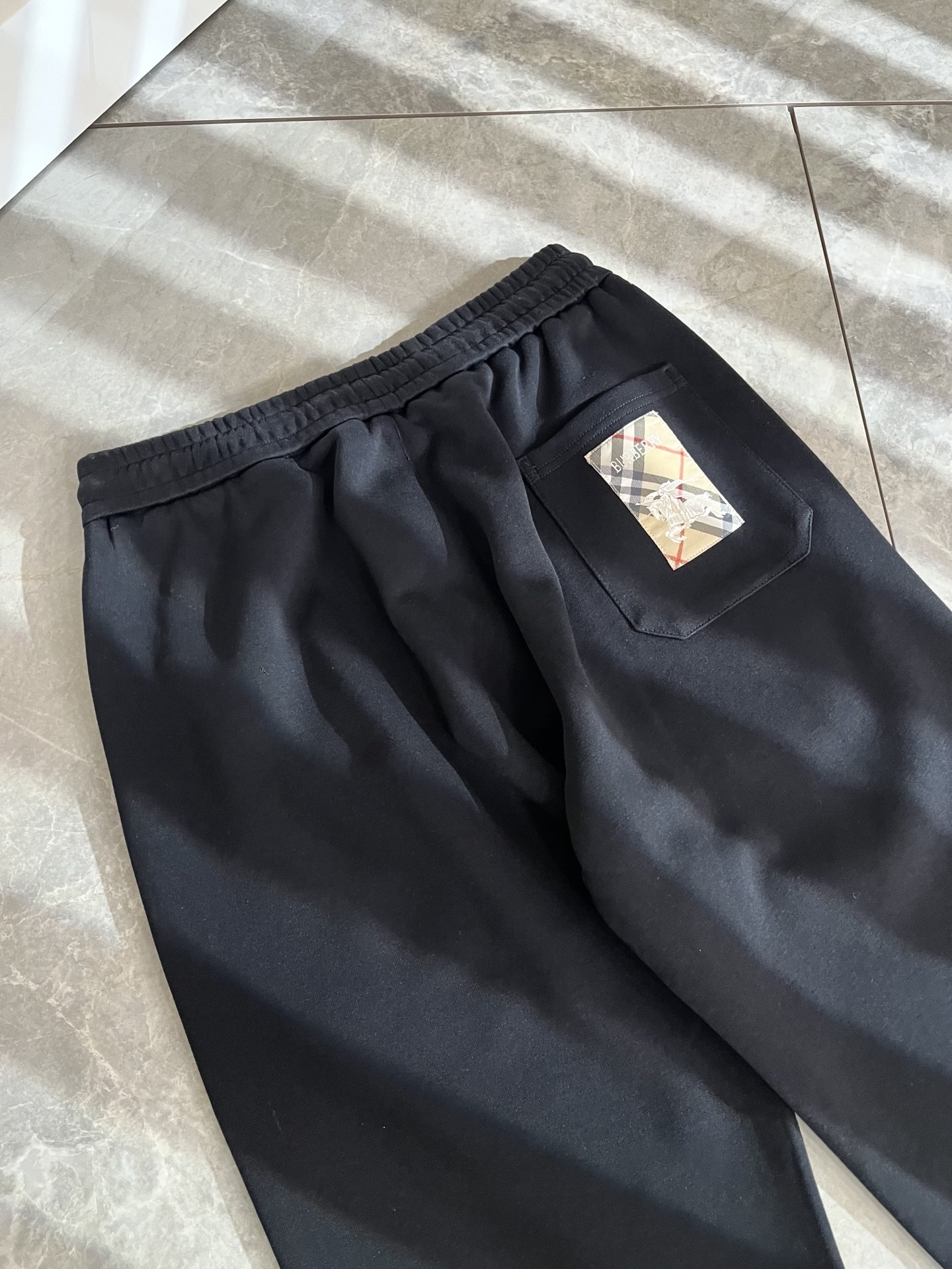 BURBER*Y巴*莉 2025秋冬新款男士休闲裤！简约百搭款，不挑人穿，腰部松紧抽绳设计！标志logo