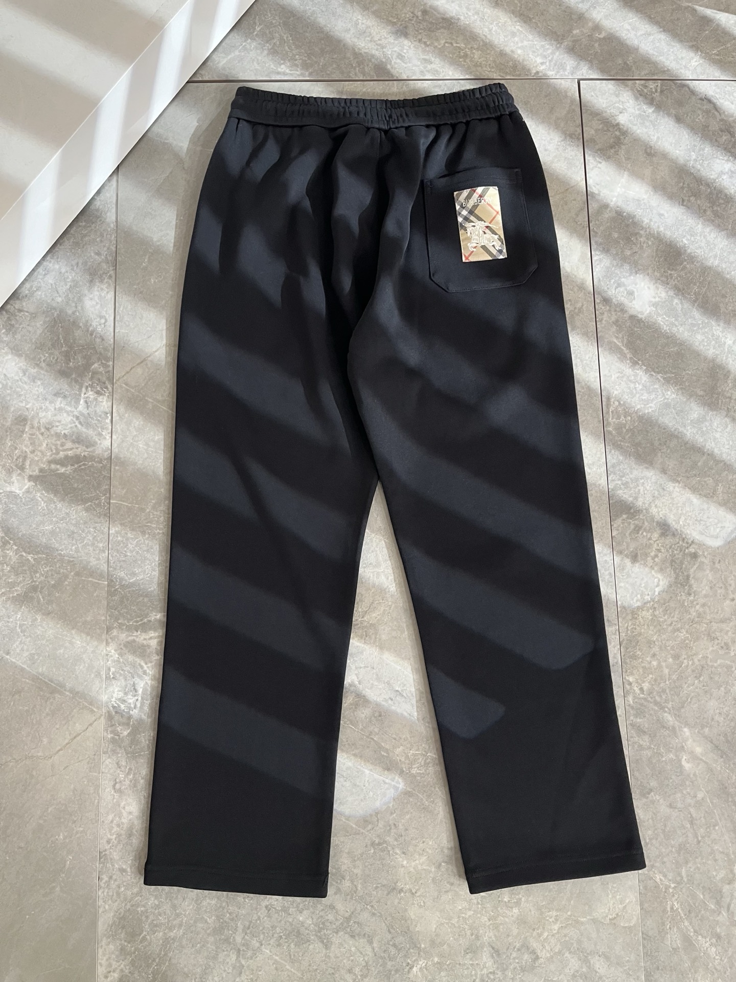 BURBER*Y巴*莉 2025秋冬新款男士休闲裤！简约百搭款，不挑人穿，腰部松紧抽绳设计！标志logo