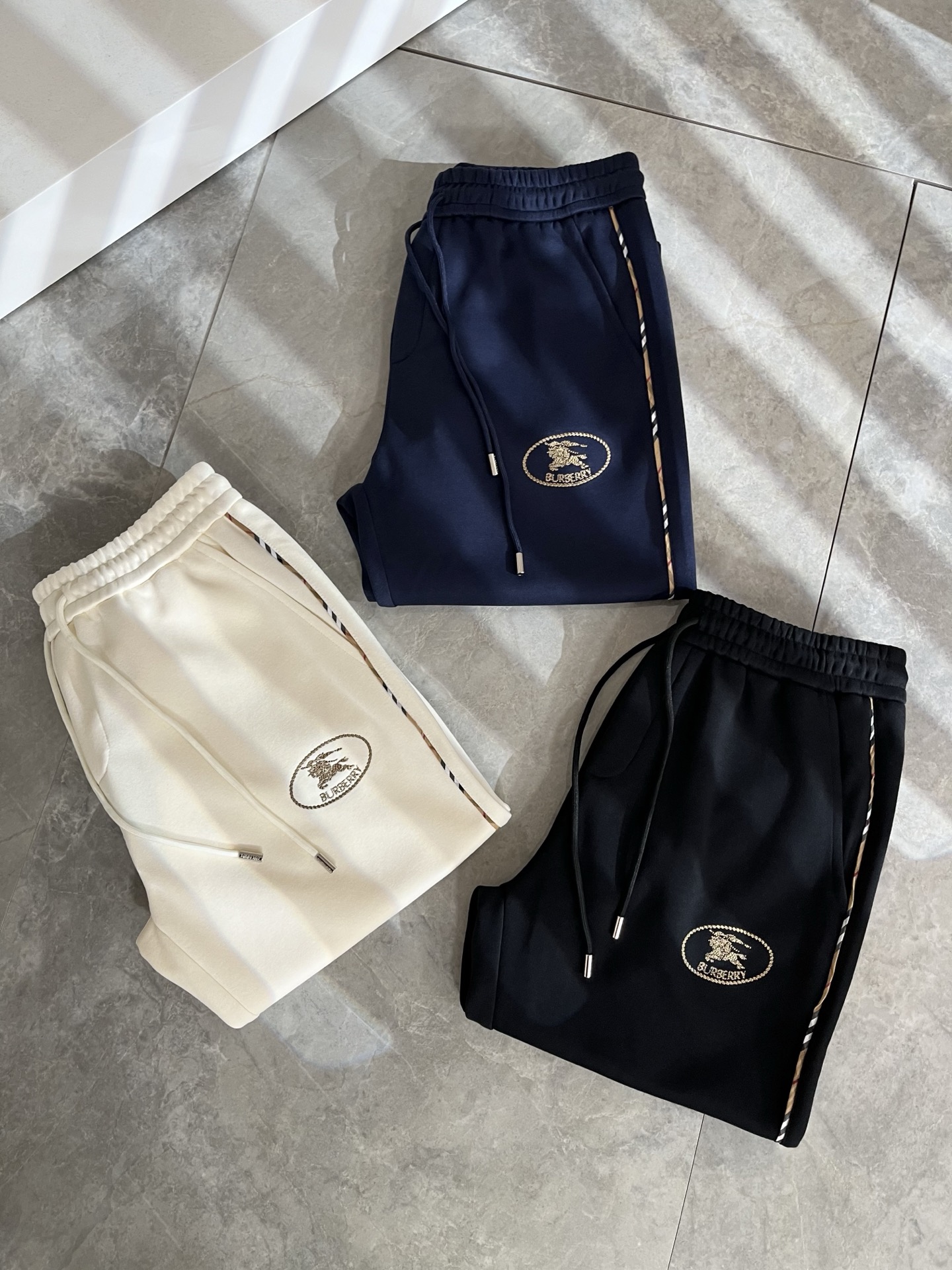BURBER*Y巴*莉 2025秋冬新款男士休闲裤！简约百搭款，不挑人穿，腰部松紧抽绳设计！标志logo