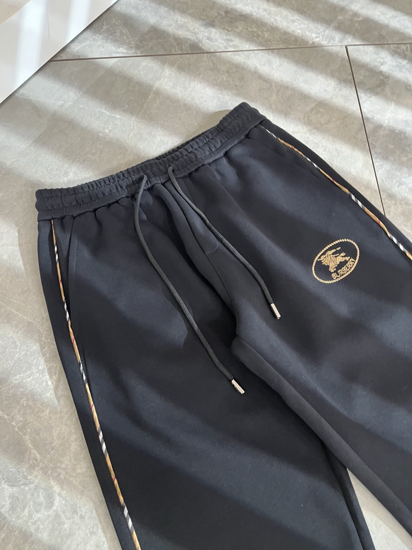 BURBER*Y巴*莉 2025秋冬新款男士休闲裤！简约百搭款，不挑人穿，腰部松紧抽绳设计！标志logo