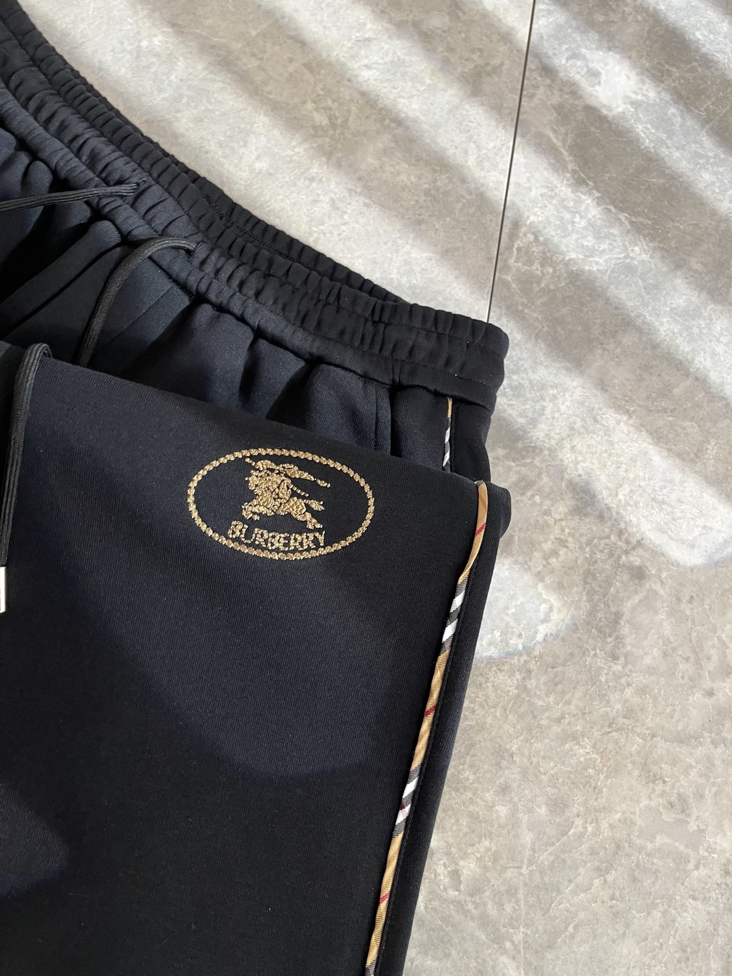 BURBER*Y巴*莉 2025秋冬新款男士休闲裤！简约百搭款，不挑人穿，腰部松紧抽绳设计！标志logo