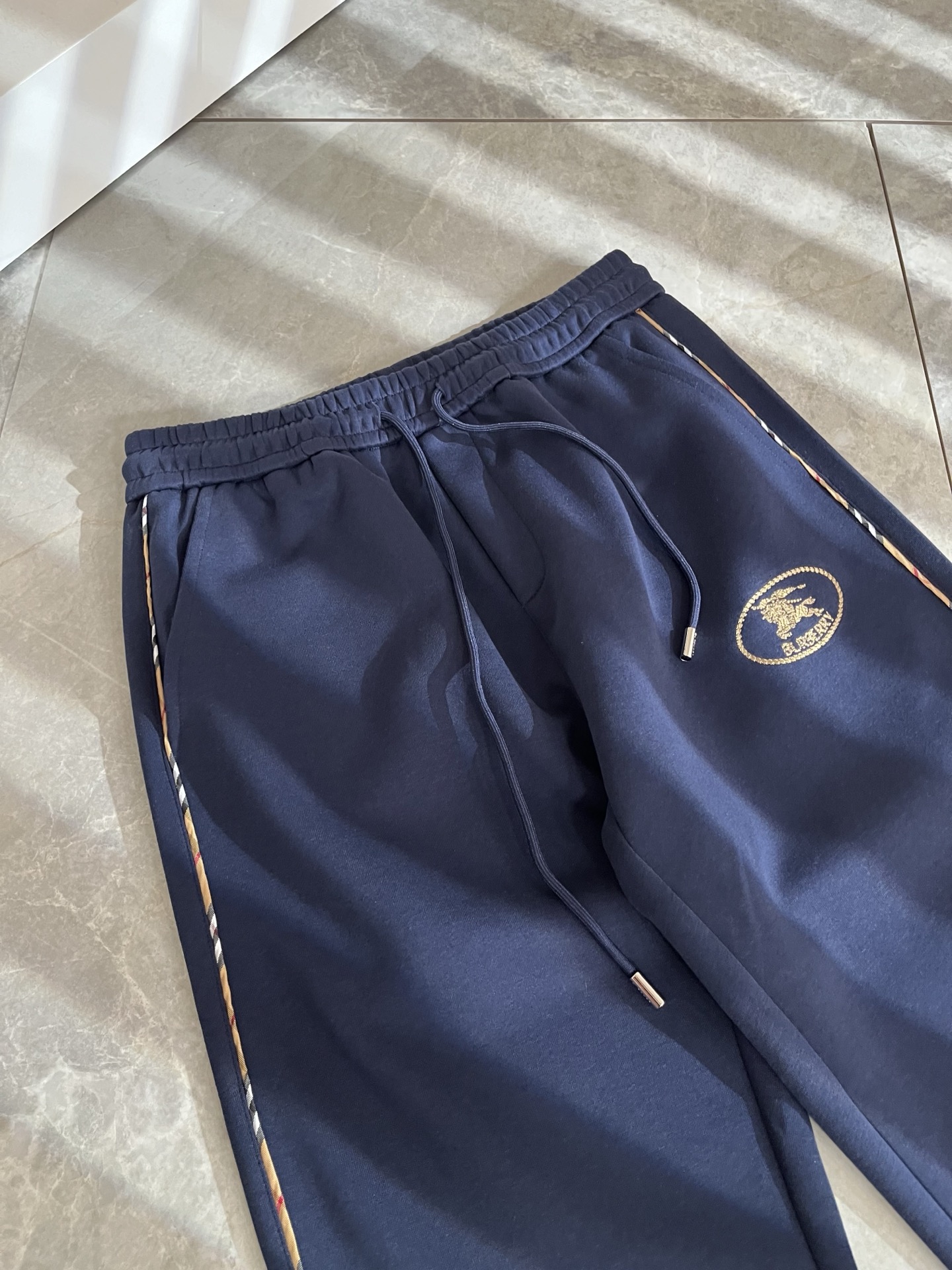 BURBER*Y巴*莉 2025秋冬新款男士休闲裤！简约百搭款，不挑人穿，腰部松紧抽绳设计！标志logo