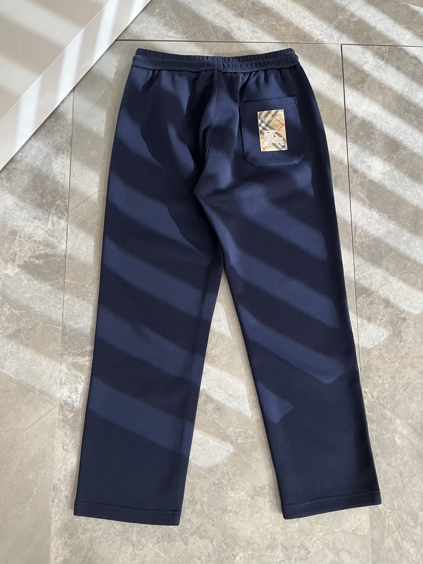BURBER*Y巴*莉 2025秋冬新款男士休闲裤！简约百搭款，不挑人穿，腰部松紧抽绳设计！标志logo