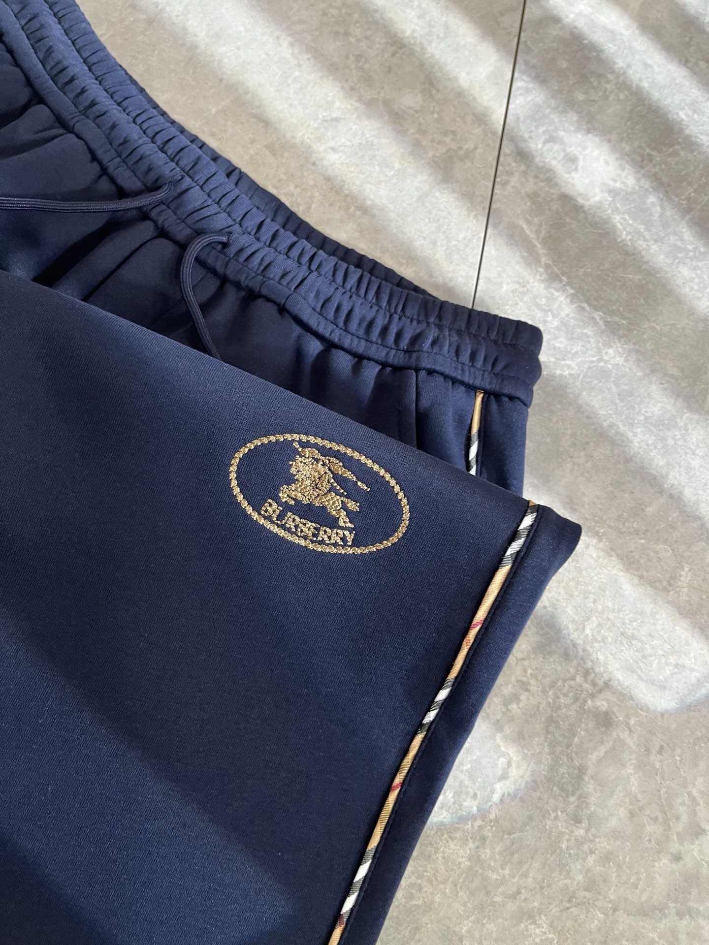 BURBER*Y巴*莉 2025秋冬新款男士休闲裤！简约百搭款，不挑人穿，腰部松紧抽绳设计！标志logo