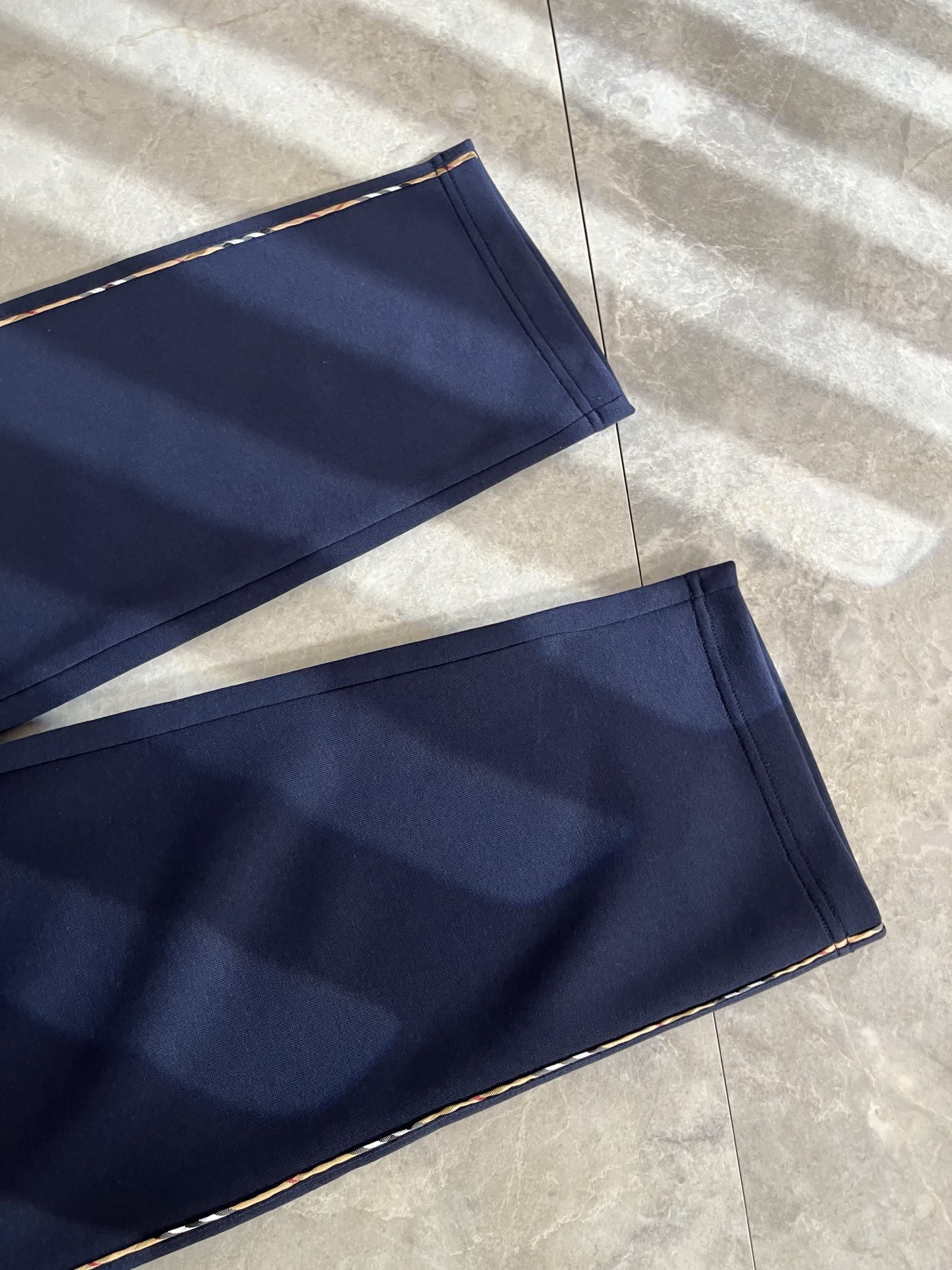 BURBER*Y巴*莉 2025秋冬新款男士休闲裤！简约百搭款，不挑人穿，腰部松紧抽绳设计！标志logo