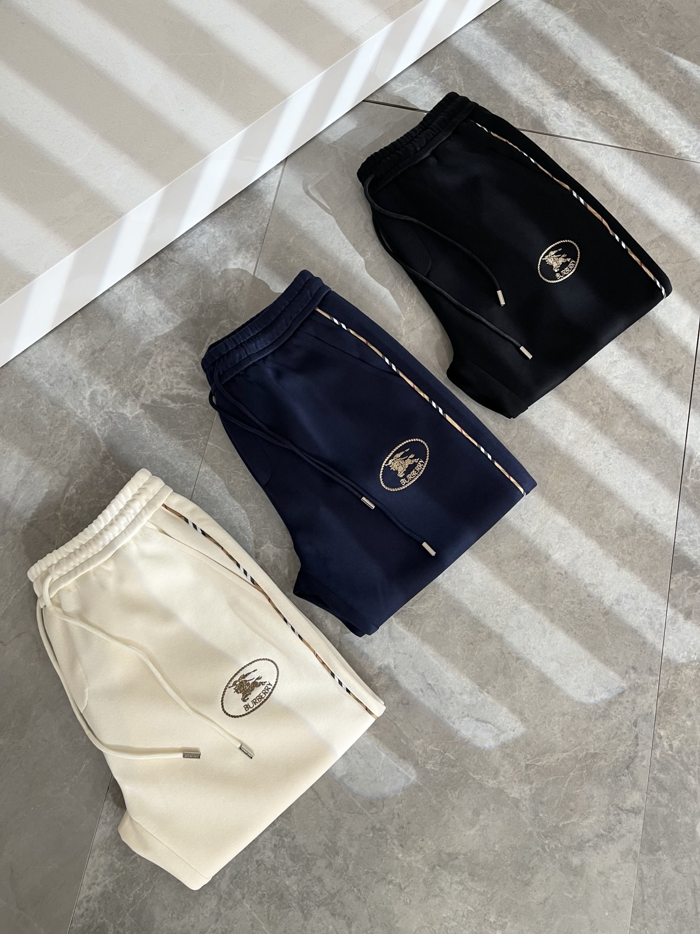 BURBER*Y巴*莉 2025秋冬新款男士休闲裤！简约百搭款，不挑人穿，腰部松紧抽绳设计！标志logo