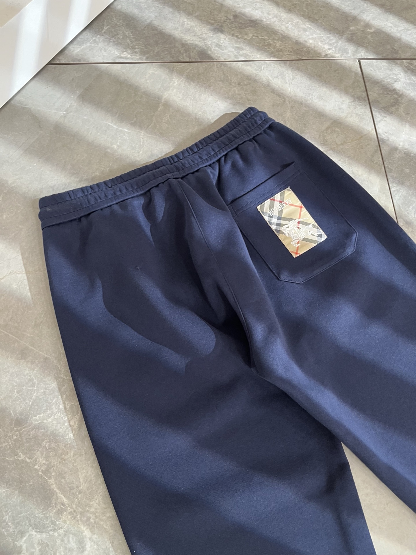 BURBER*Y巴*莉 2025秋冬新款男士休闲裤！简约百搭款，不挑人穿，腰部松紧抽绳设计！标志logo