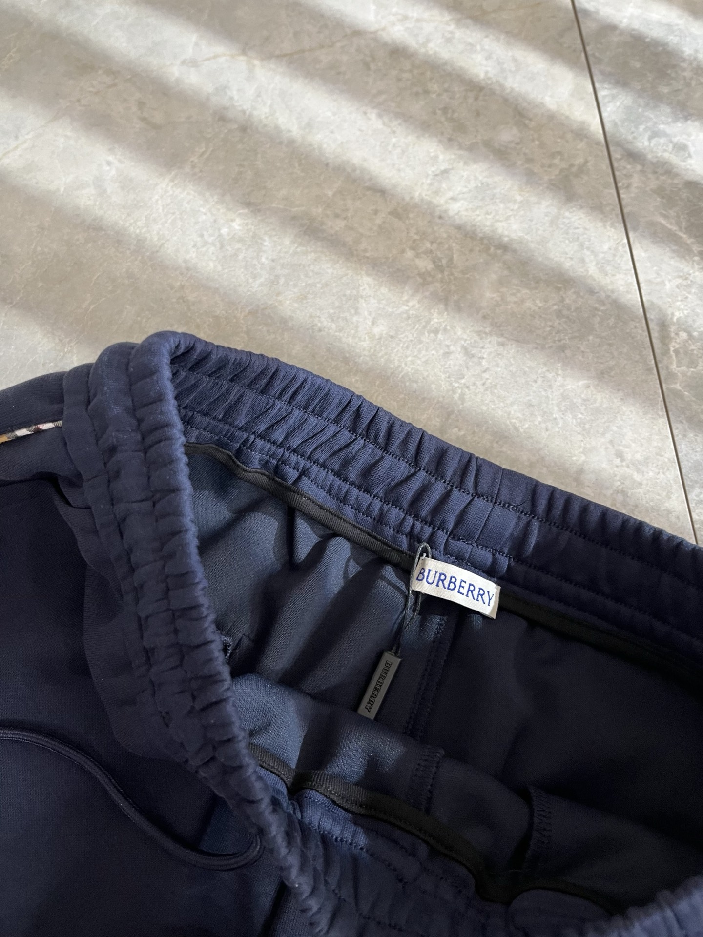 BURBER*Y巴*莉 2025秋冬新款男士休闲裤！简约百搭款，不挑人穿，腰部松紧抽绳设计！标志logo