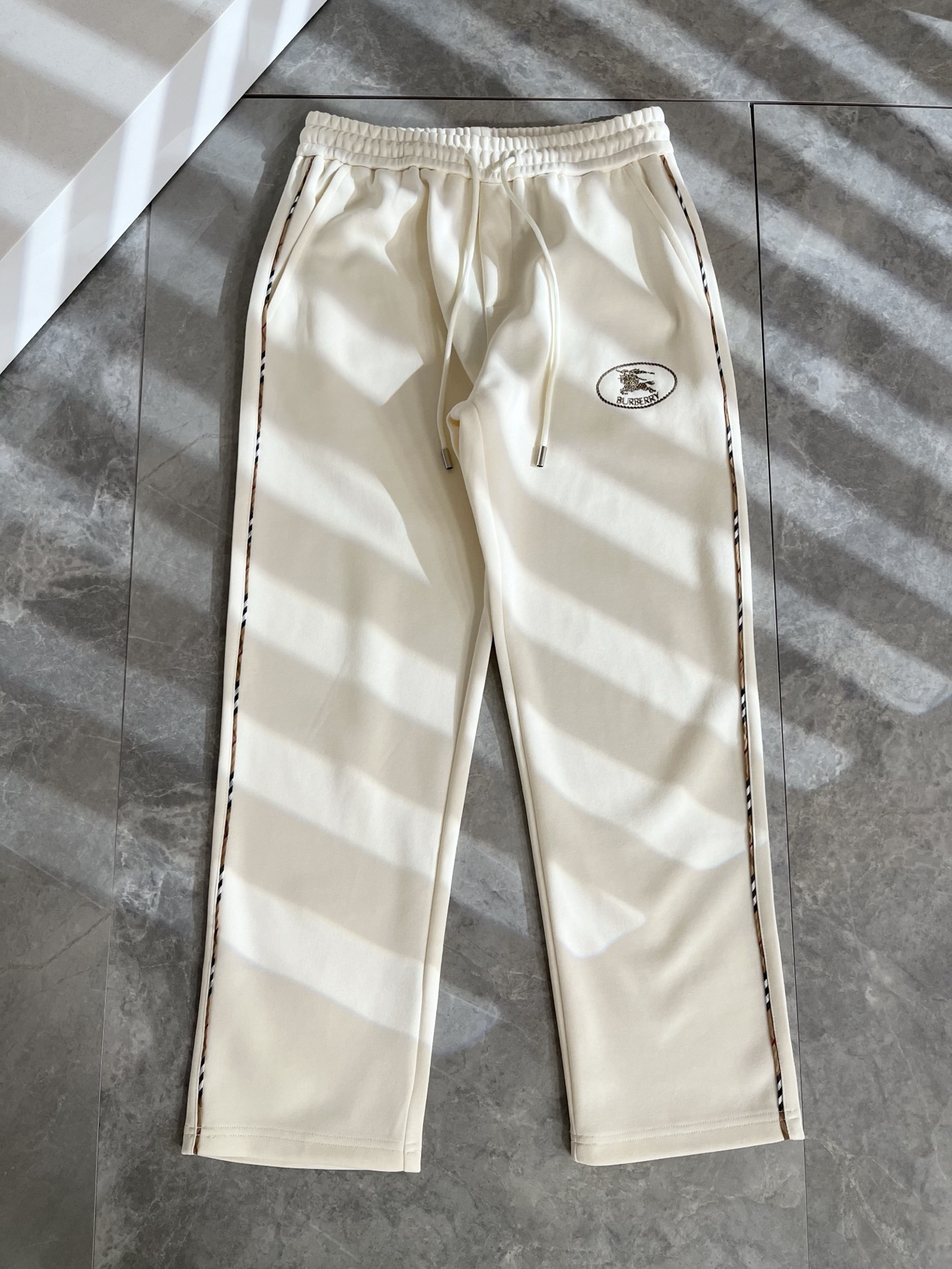 BURBER*Y巴*莉 2025秋冬新款男士休闲裤！简约百搭款，不挑人穿，腰部松紧抽绳设计！标志logo