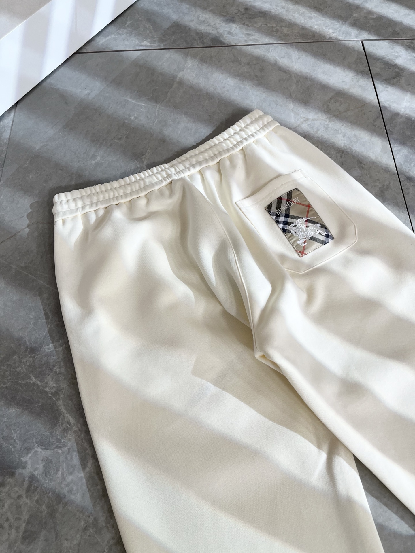 BURBER*Y巴*莉 2025秋冬新款男士休闲裤！简约百搭款，不挑人穿，腰部松紧抽绳设计！标志logo