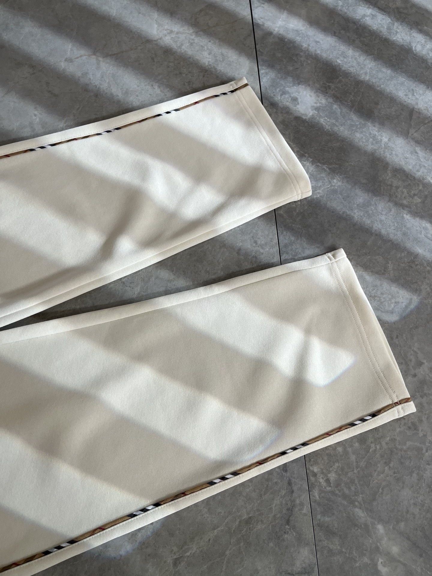 BURBER*Y巴*莉 2025秋冬新款男士休闲裤！简约百搭款，不挑人穿，腰部松紧抽绳设计！标志logo