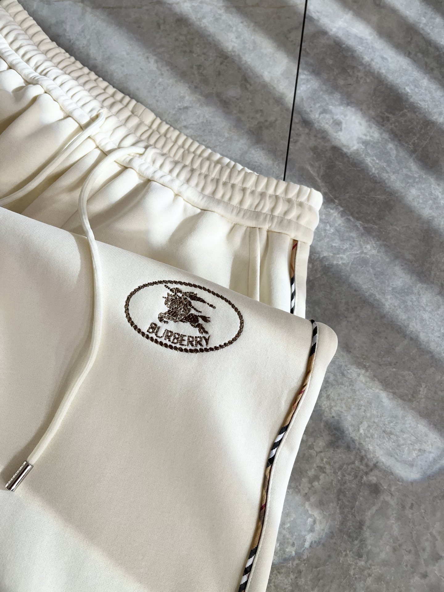 BURBER*Y巴*莉 2025秋冬新款男士休闲裤！简约百搭款，不挑人穿，腰部松紧抽绳设计！标志logo