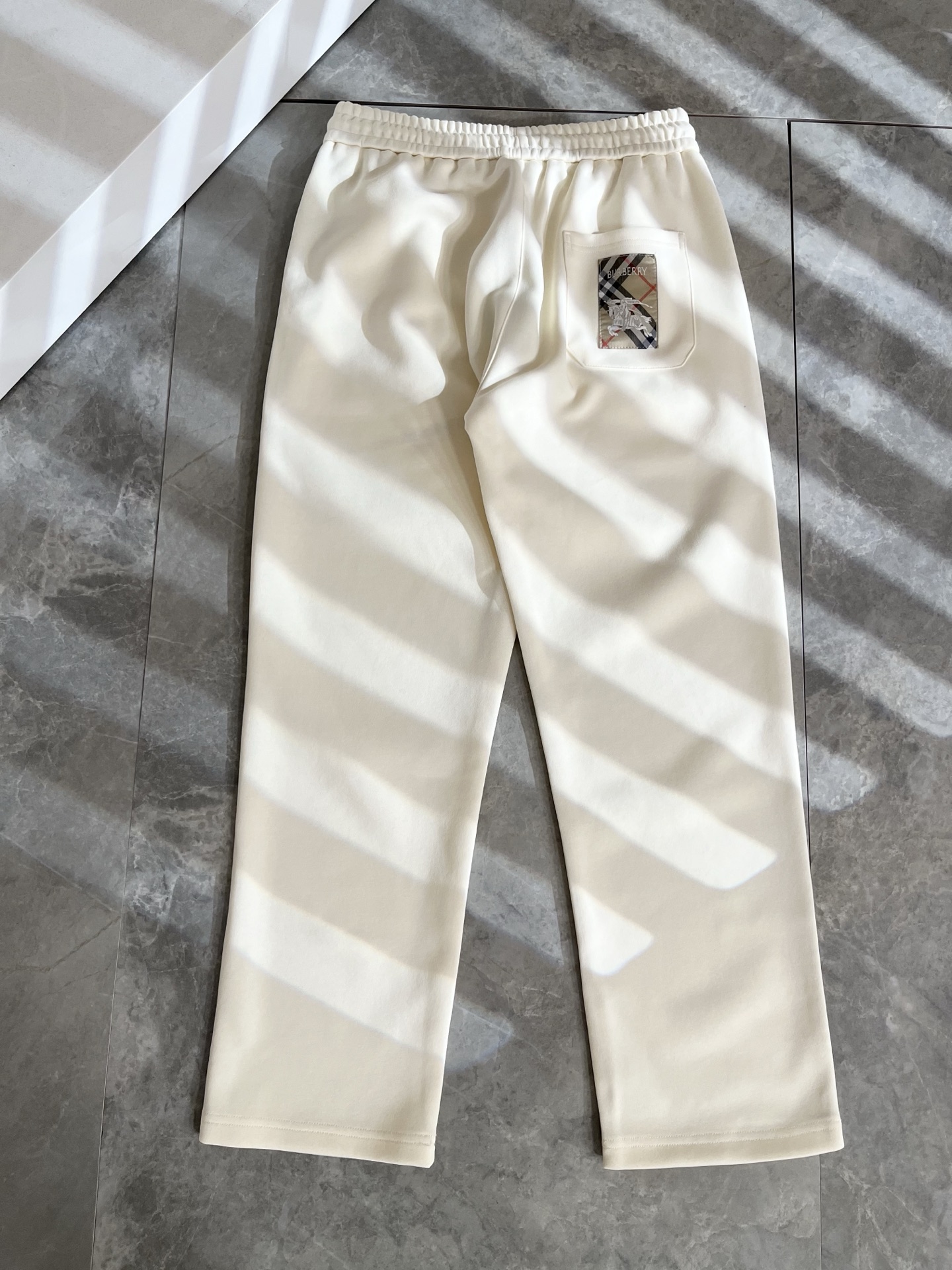 BURBER*Y巴*莉 2025秋冬新款男士休闲裤！简约百搭款，不挑人穿，腰部松紧抽绳设计！标志logo