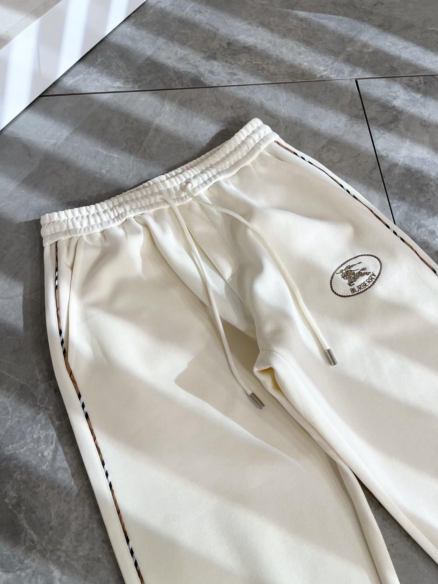 BURBER*Y巴*莉 2025秋冬新款男士休闲裤！简约百搭款，不挑人穿，腰部松紧抽绳设计！标志logo