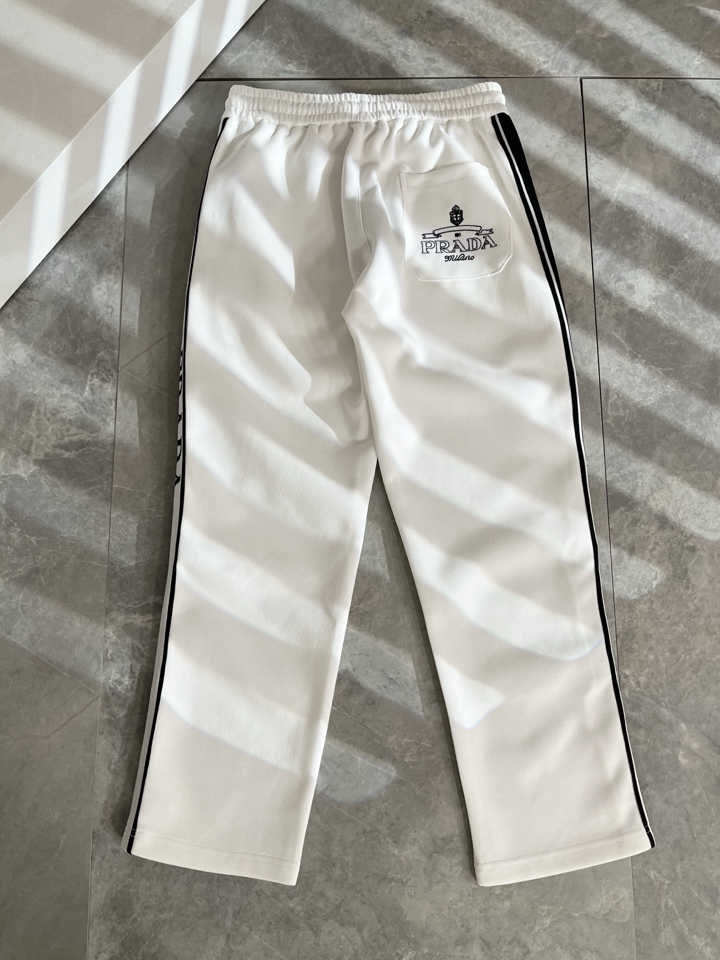 PRA*DA普*达 2025秋冬新款男士休闲裤，高端品质之选……一款休闲裤兼备的百搭裤装，也是男士衣橱里