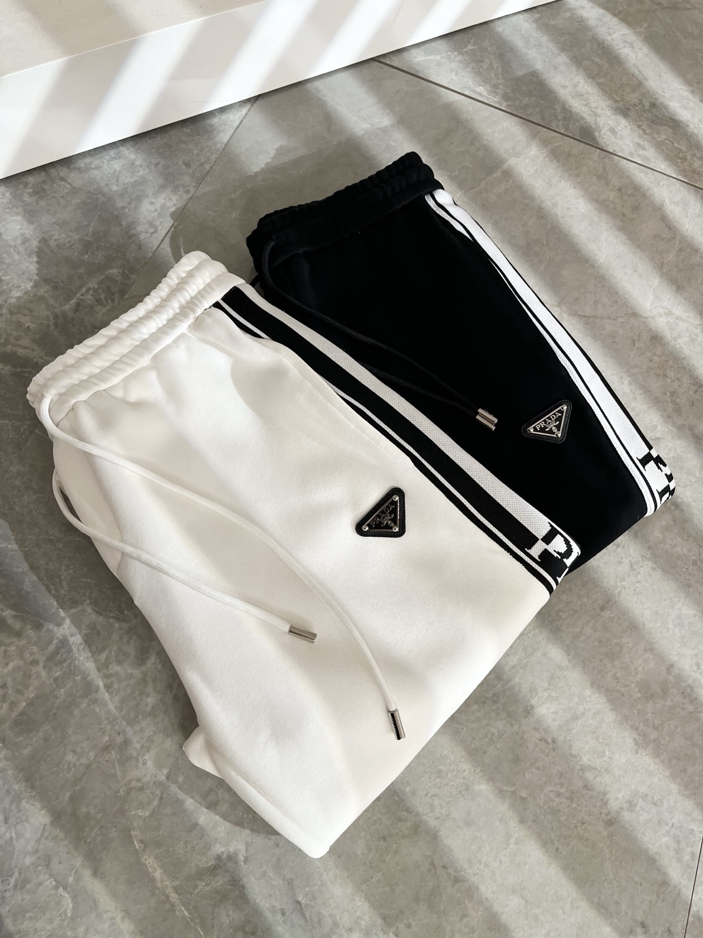 PRA*DA普*达 2025秋冬新款男士休闲裤，高端品质之选……一款休闲裤兼备的百搭裤装，也是男士衣橱里