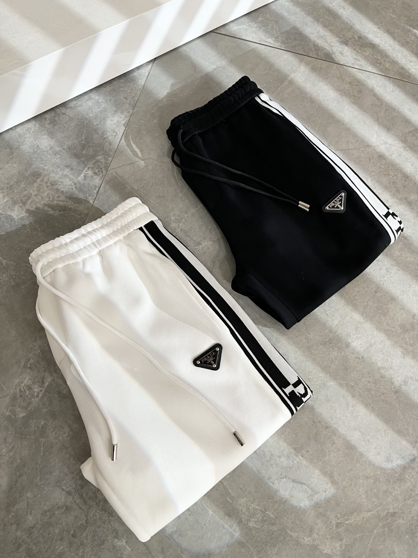 PRA*DA普*达 2025秋冬新款男士休闲裤，高端品质之选……一款休闲裤兼备的百搭裤装，也是男士衣橱里