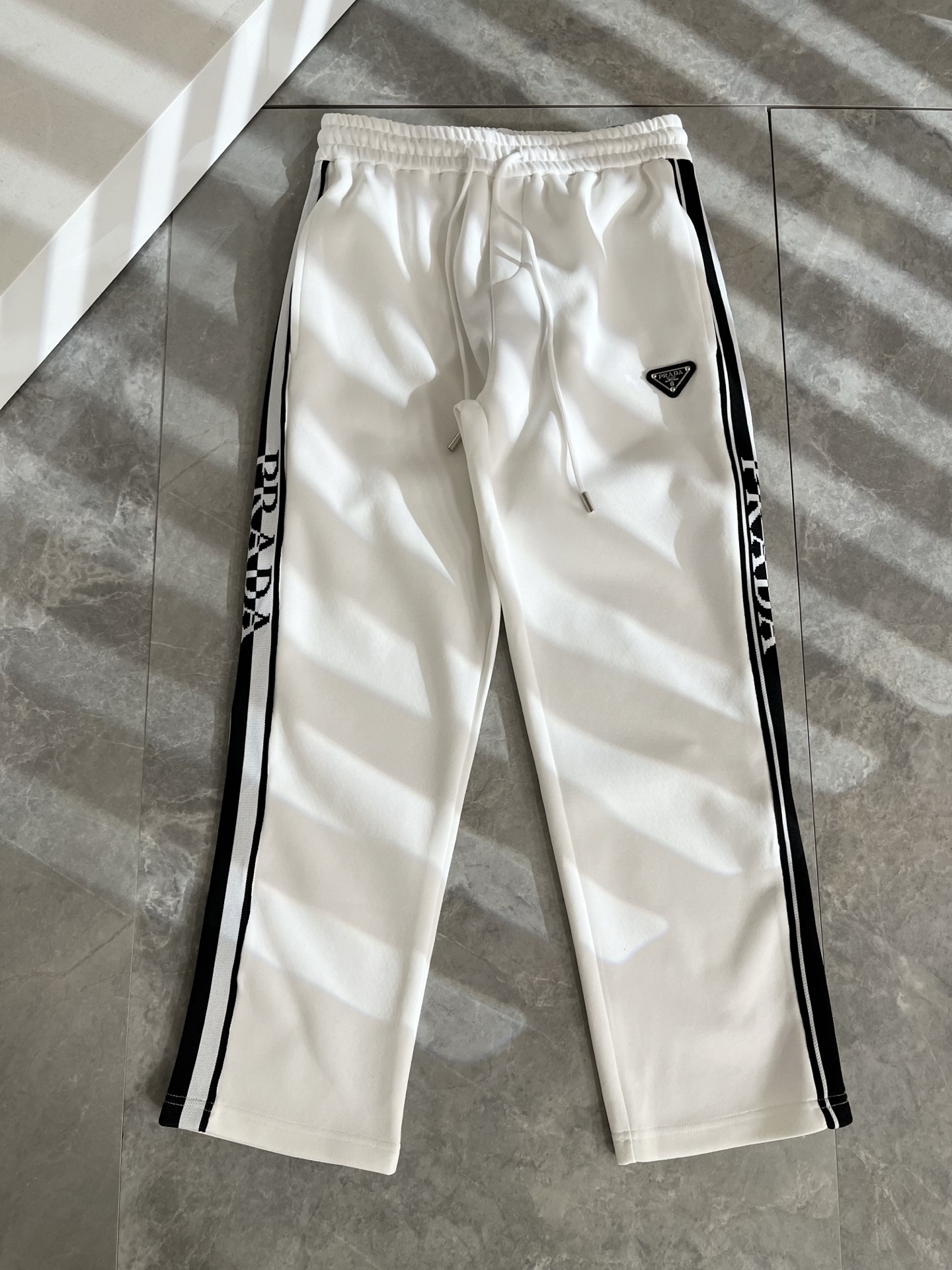 PRA*DA普*达 2025秋冬新款男士休闲裤，高端品质之选……一款休闲裤兼备的百搭裤装，也是男士衣橱里