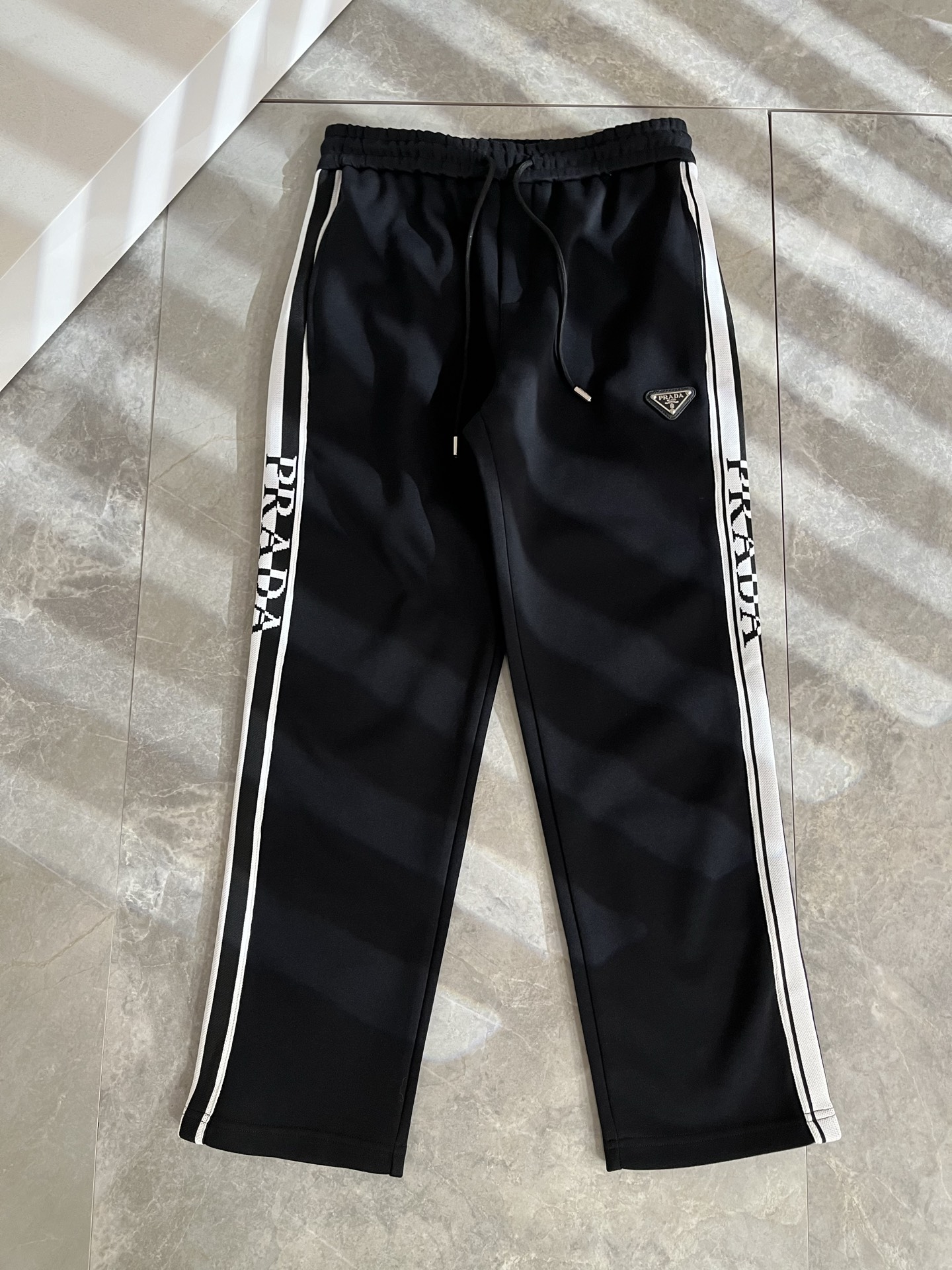 PRA*DA普*达 2025秋冬新款男士休闲裤，高端品质之选……一款休闲裤兼备的百搭裤装，也是男士衣橱里