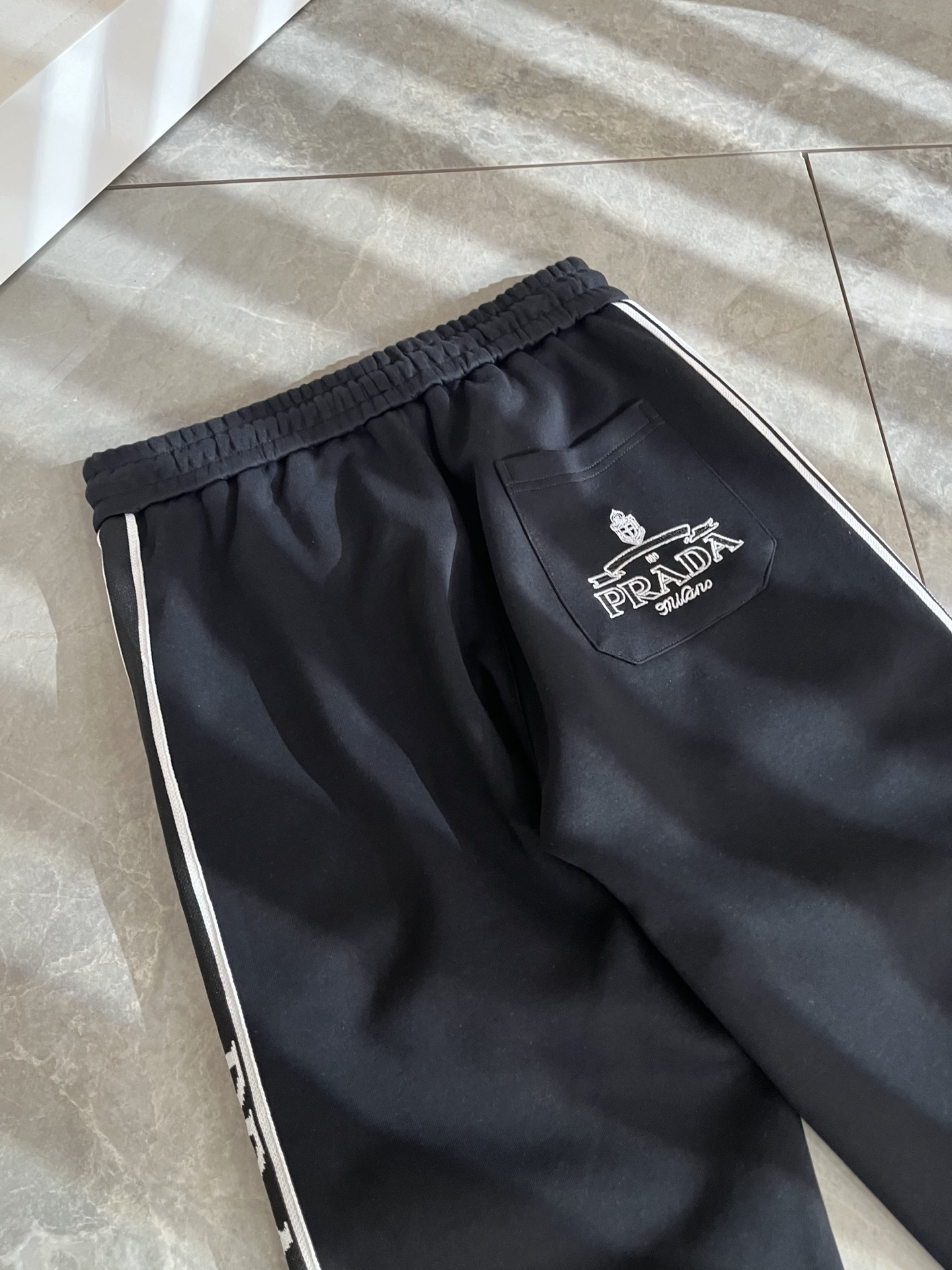 PRA*DA普*达 2025秋冬新款男士休闲裤，高端品质之选……一款休闲裤兼备的百搭裤装，也是男士衣橱里