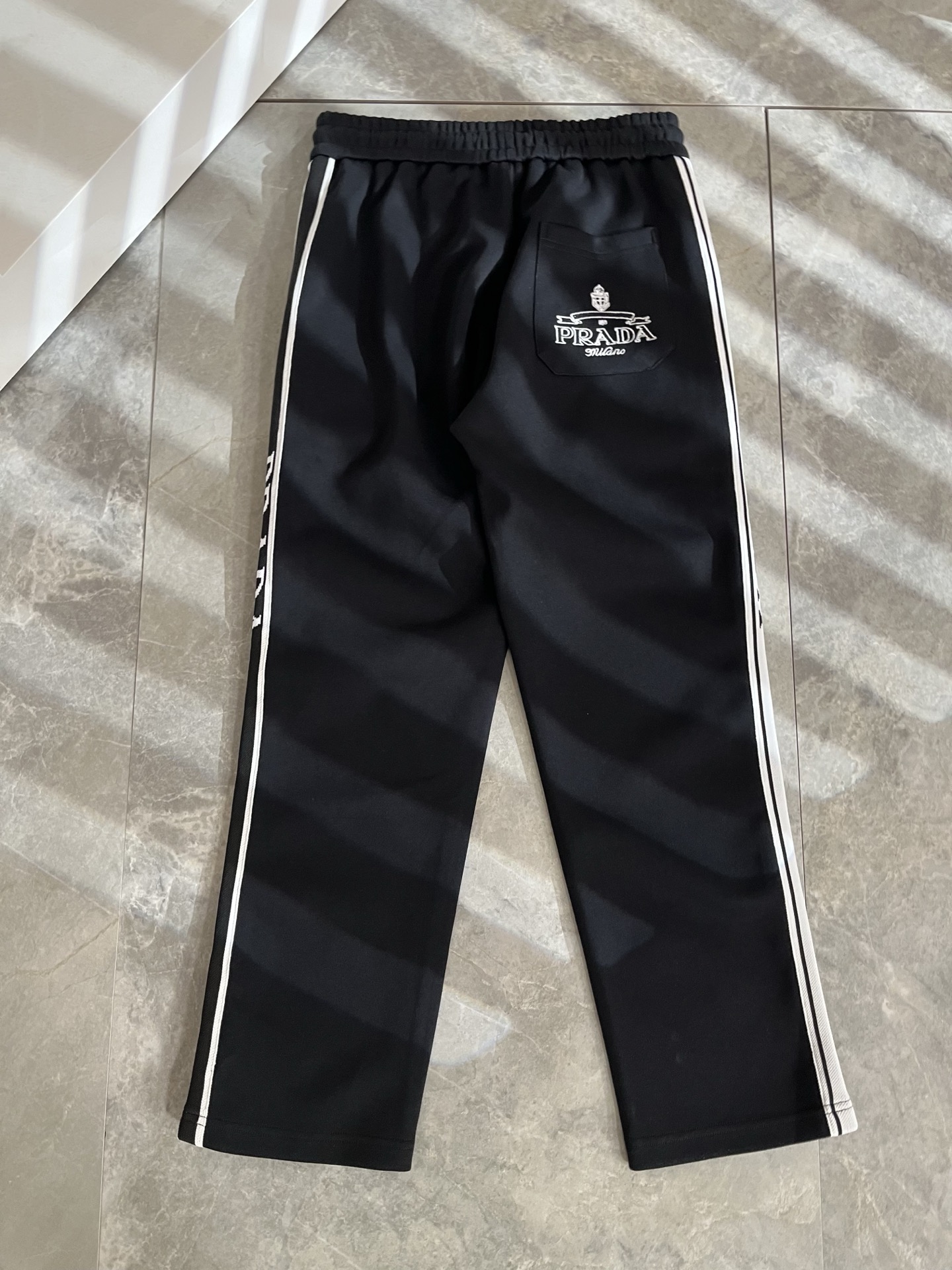 PRA*DA普*达 2025秋冬新款男士休闲裤，高端品质之选……一款休闲裤兼备的百搭裤装，也是男士衣橱里