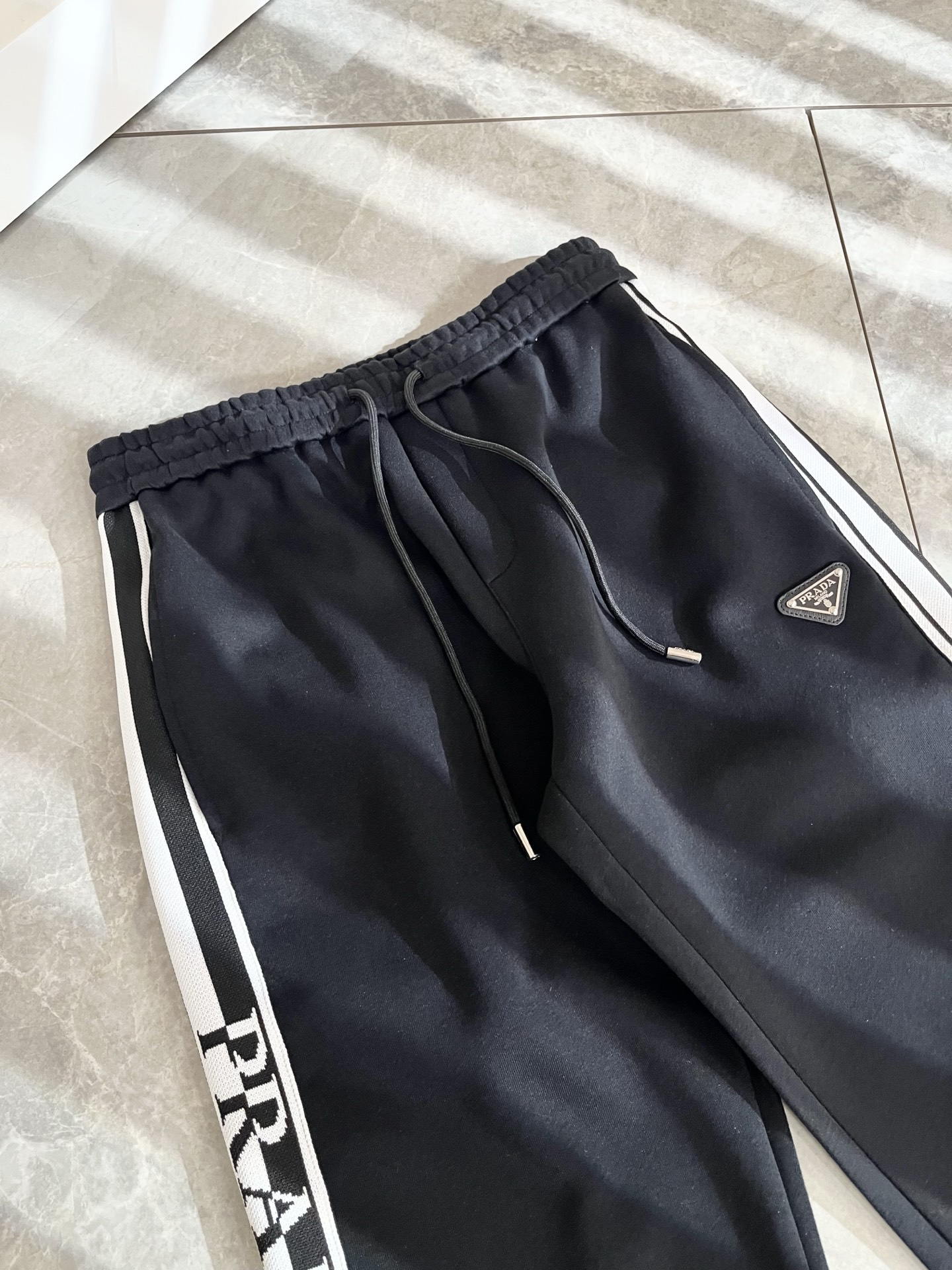 PRA*DA普*达 2025秋冬新款男士休闲裤，高端品质之选……一款休闲裤兼备的百搭裤装，也是男士衣橱里