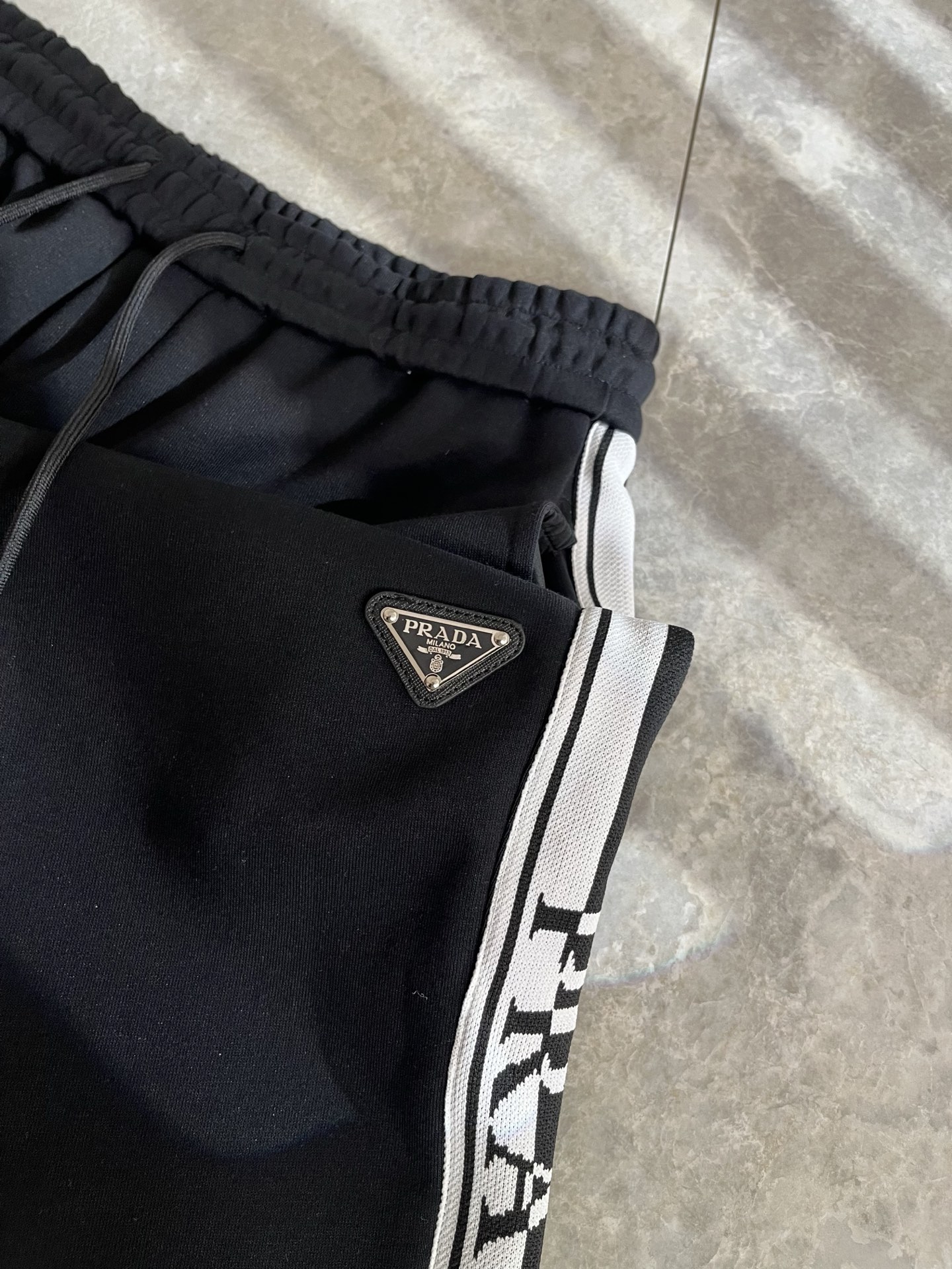 PRA*DA普*达 2025秋冬新款男士休闲裤，高端品质之选……一款休闲裤兼备的百搭裤装，也是男士衣橱里