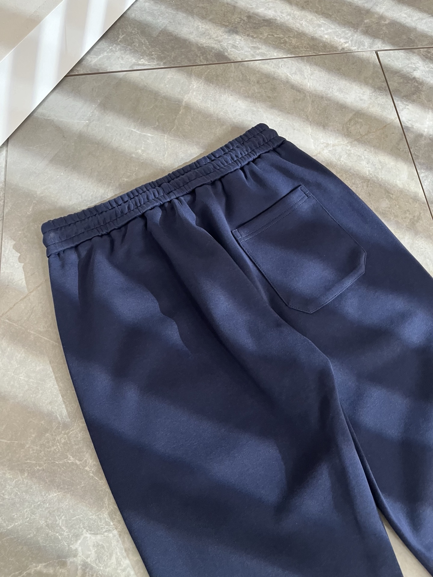 Louls**Vultt*n路易*登 2025秋冬新款松紧腰休闲裤 ！前后标识logo图案刺绣修饰！采用