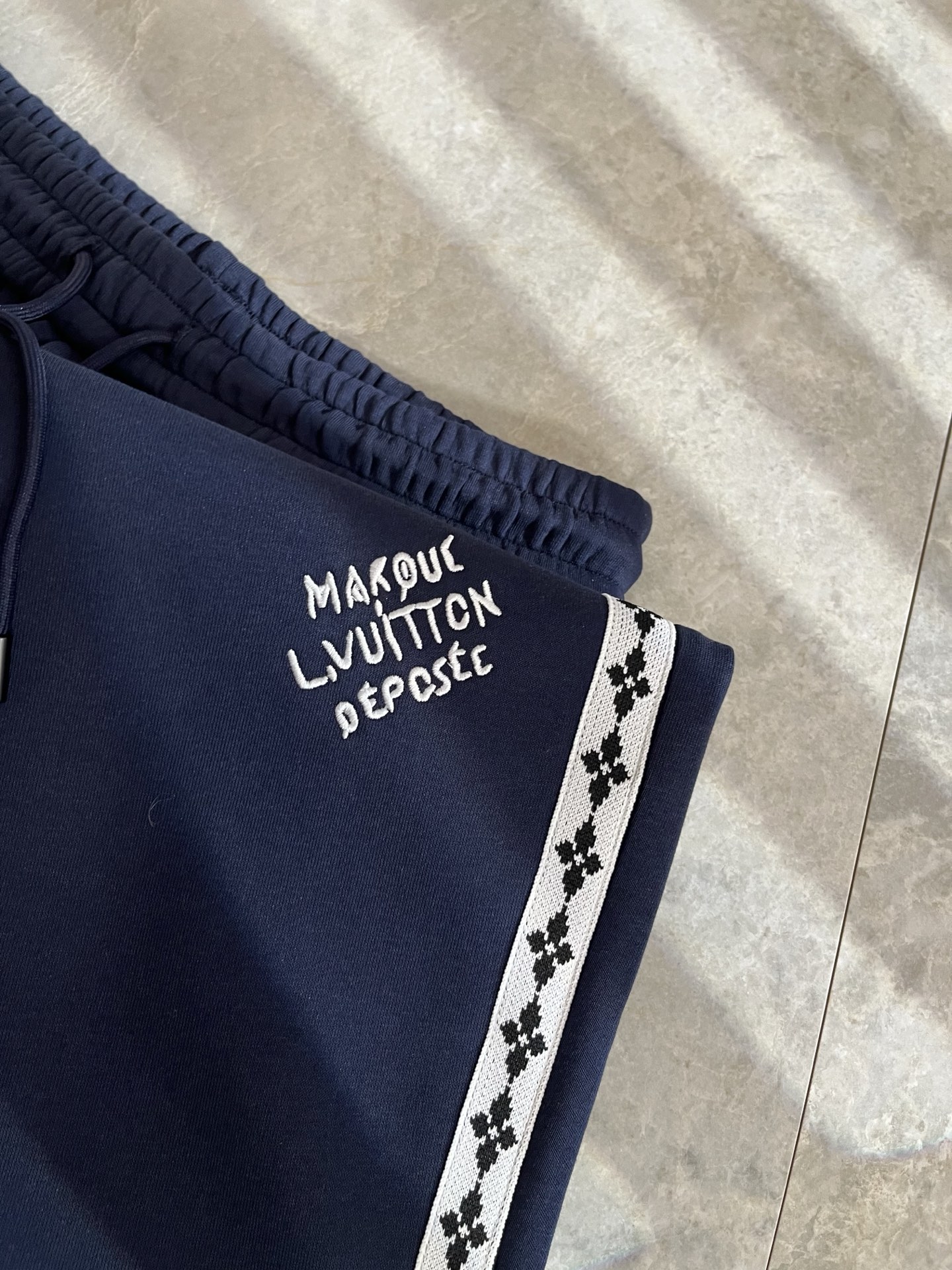 Louls**Vultt*n路易*登 2025秋冬新款松紧腰休闲裤 ！前后标识logo图案刺绣修饰！采用