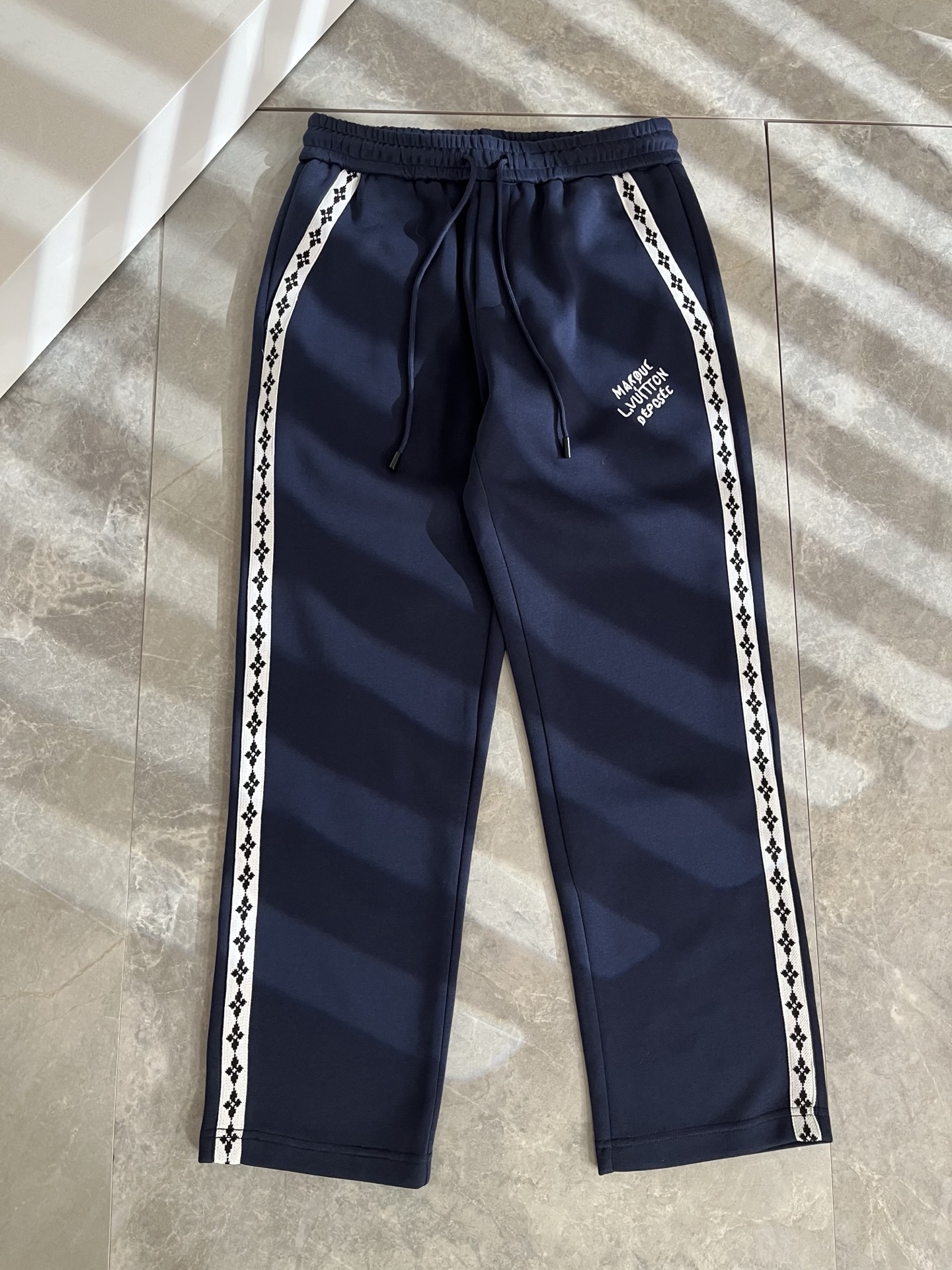 Louls**Vultt*n路易*登 2025秋冬新款松紧腰休闲裤 ！前后标识logo图案刺绣修饰！采用