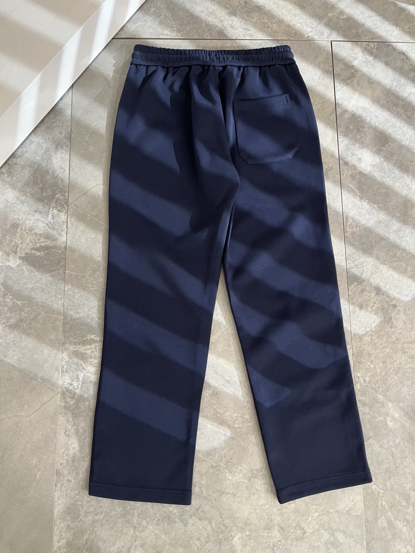 Louls**Vultt*n路易*登 2025秋冬新款松紧腰休闲裤 ！前后标识logo图案刺绣修饰！采用