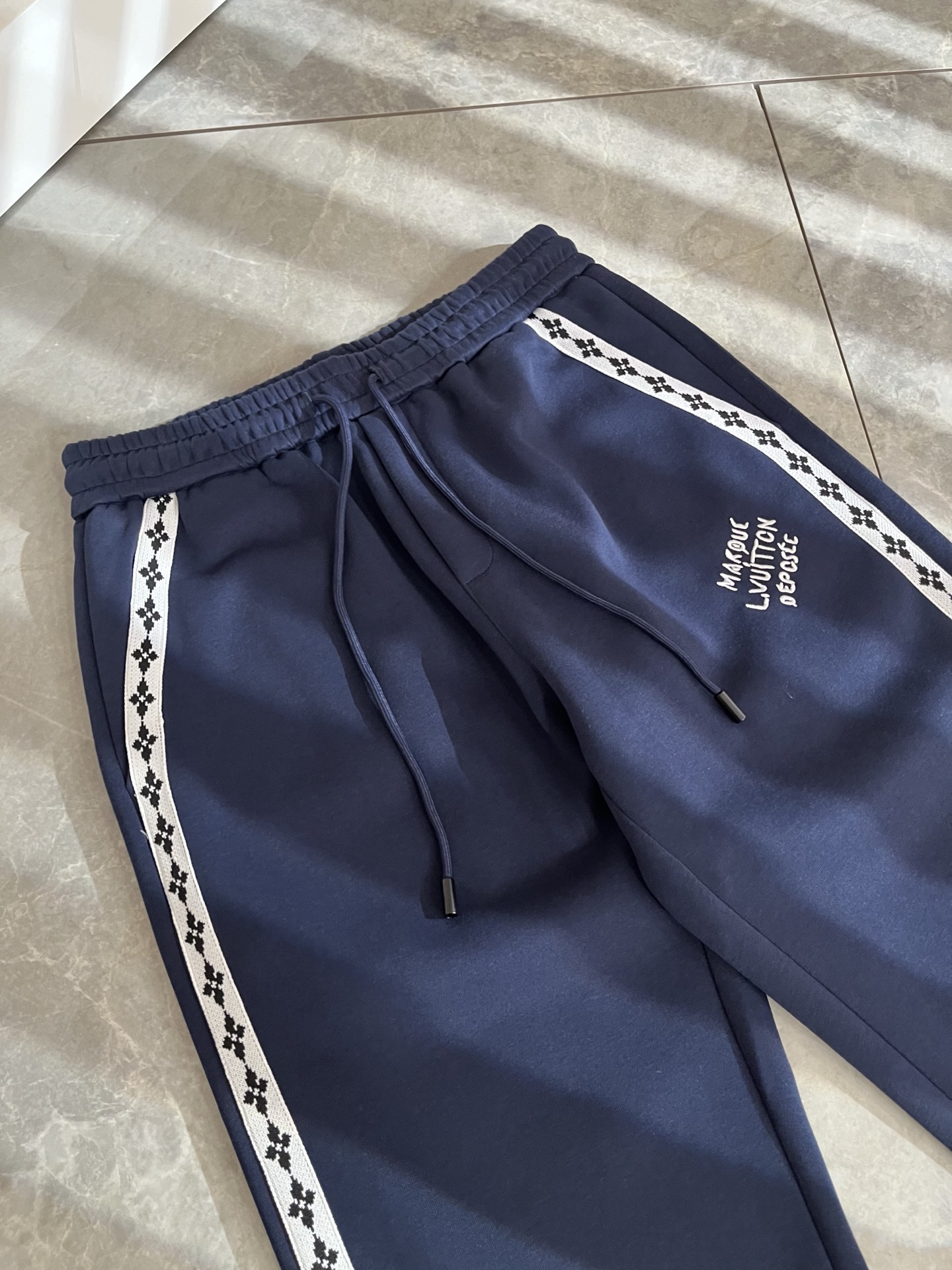 Louls**Vultt*n路易*登 2025秋冬新款松紧腰休闲裤 ！前后标识logo图案刺绣修饰！采用