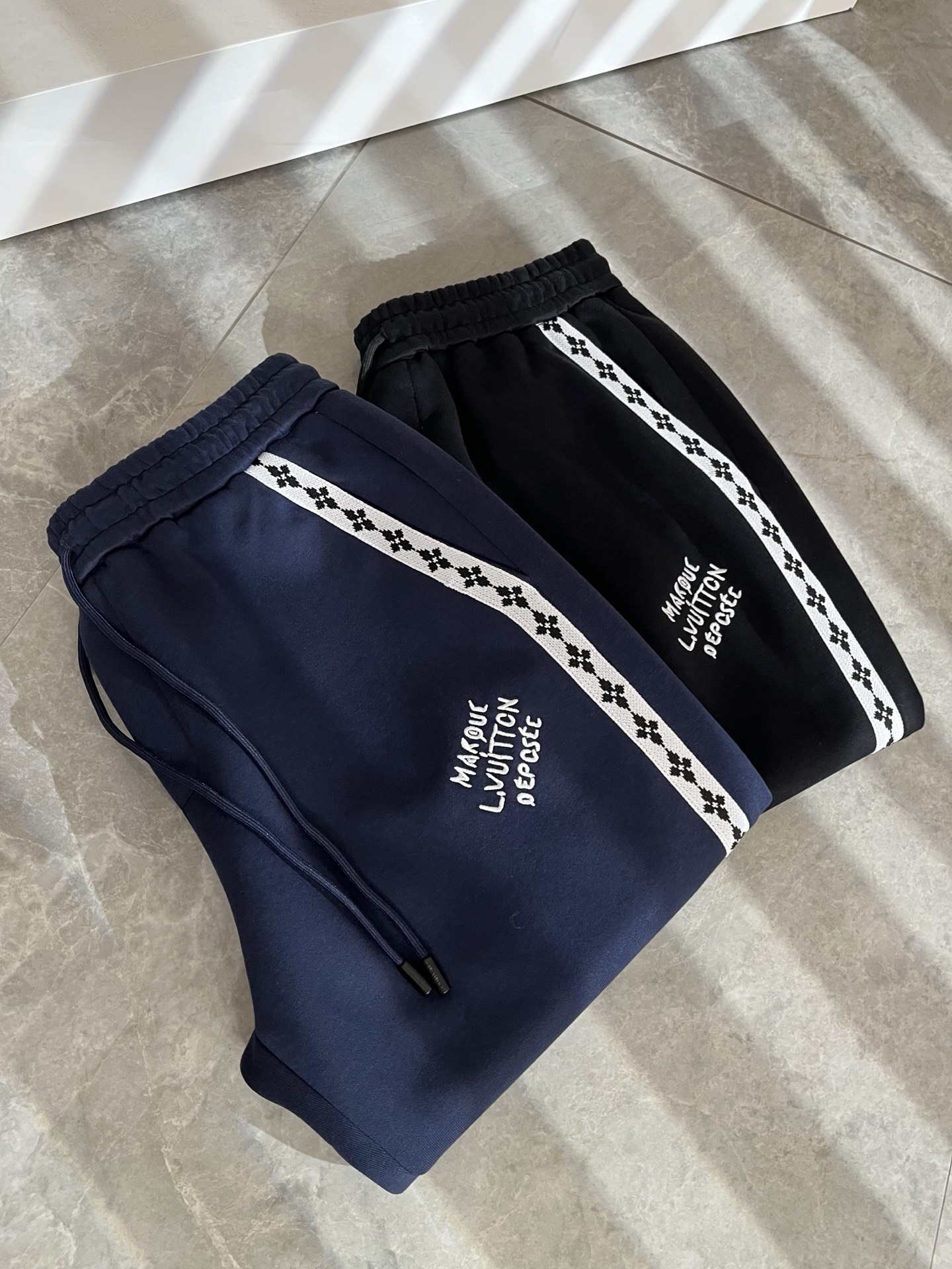 Louls**Vultt*n路易*登 2025秋冬新款松紧腰休闲裤 ！前后标识logo图案刺绣修饰！采用