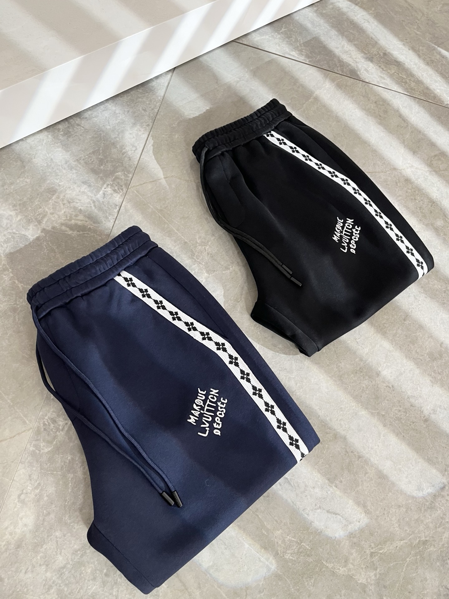 Louls**Vultt*n路易*登 2025秋冬新款松紧腰休闲裤 ！前后标识logo图案刺绣修饰！采用
