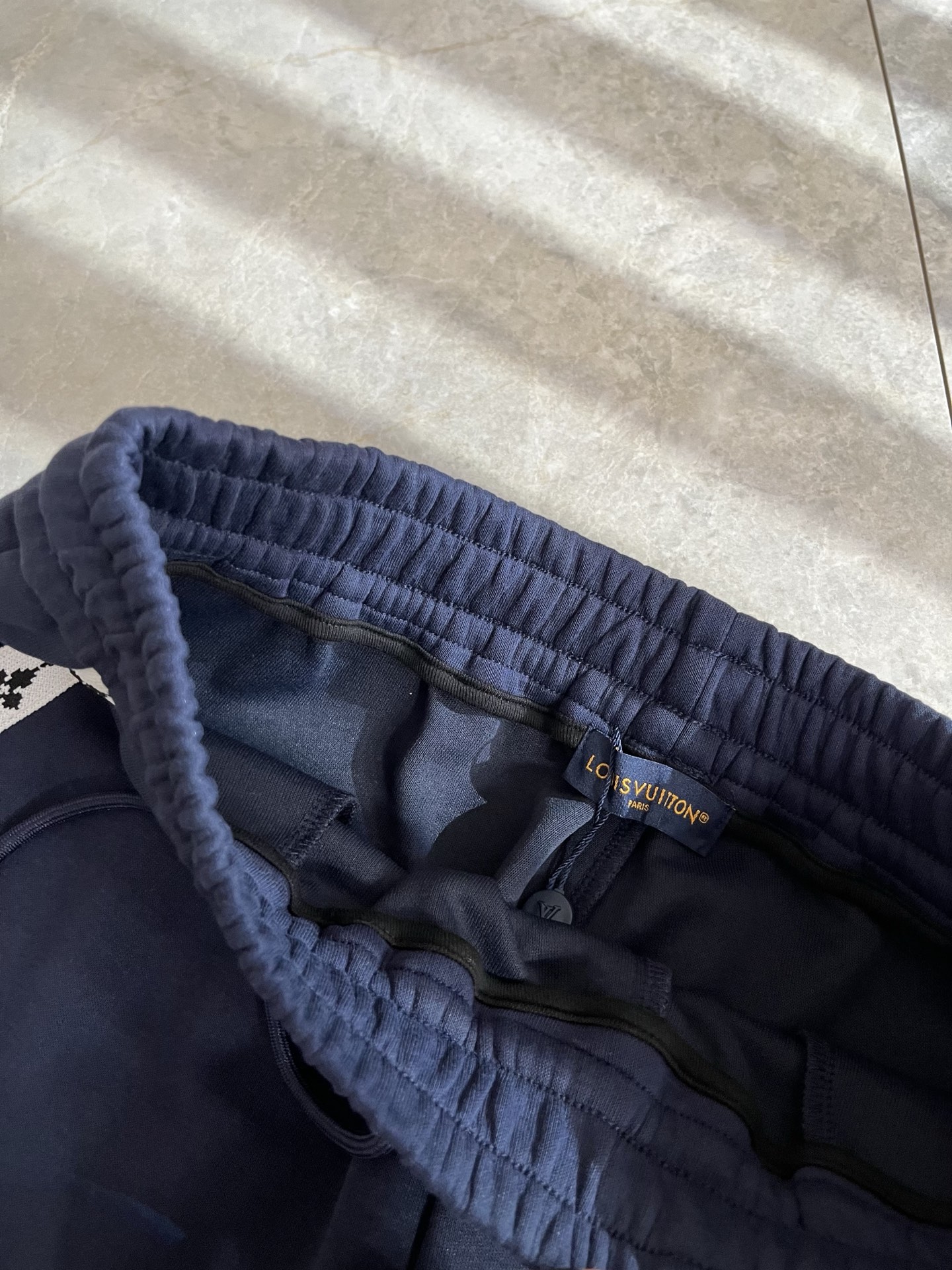 Louls**Vultt*n路易*登 2025秋冬新款松紧腰休闲裤 ！前后标识logo图案刺绣修饰！采用