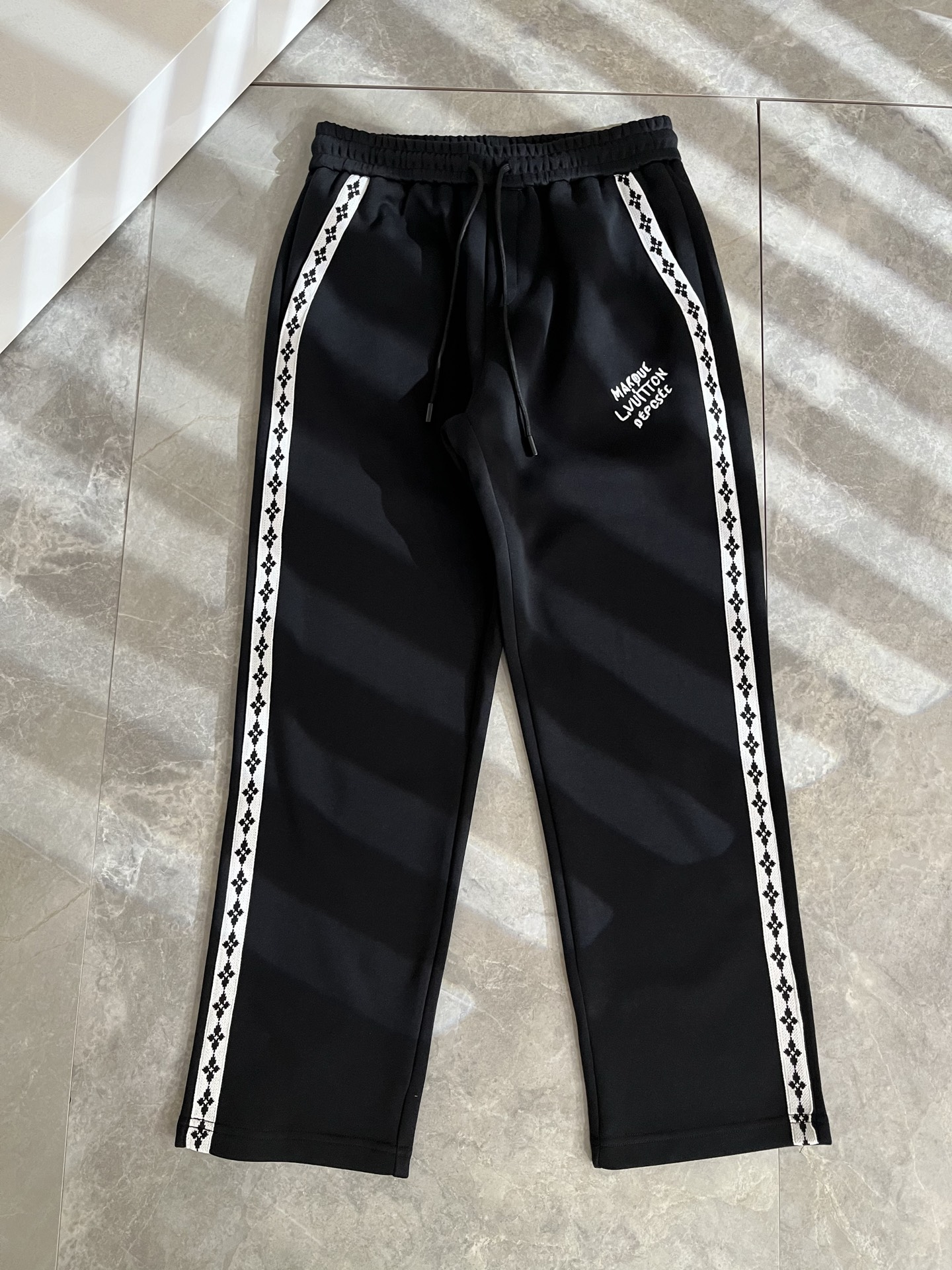 Louls**Vultt*n路易*登 2025秋冬新款松紧腰休闲裤 ！前后标识logo图案刺绣修饰！采用