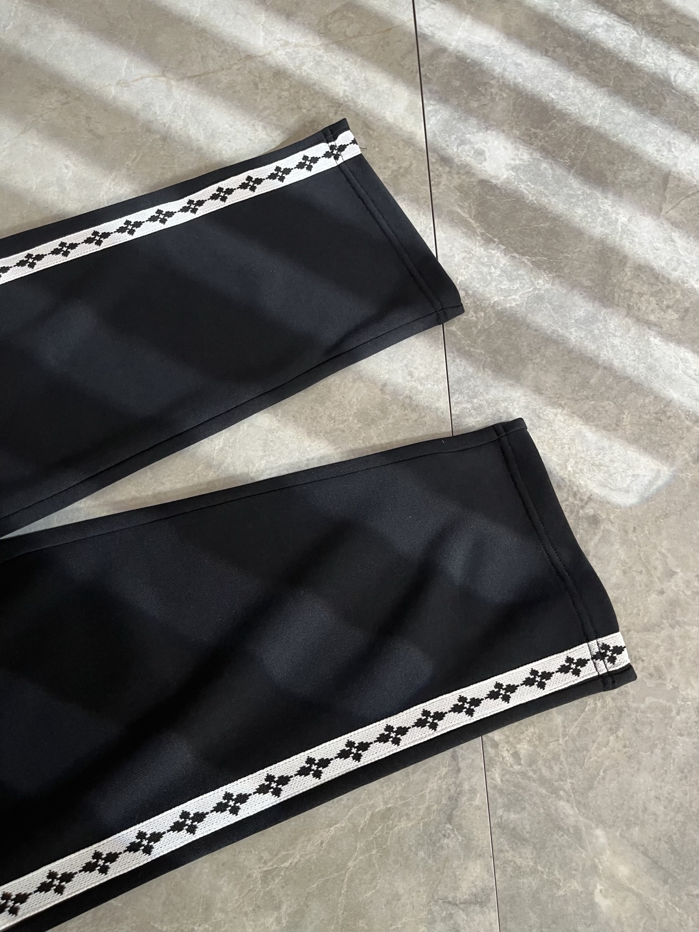 Louls**Vultt*n路易*登 2025秋冬新款松紧腰休闲裤 ！前后标识logo图案刺绣修饰！采用