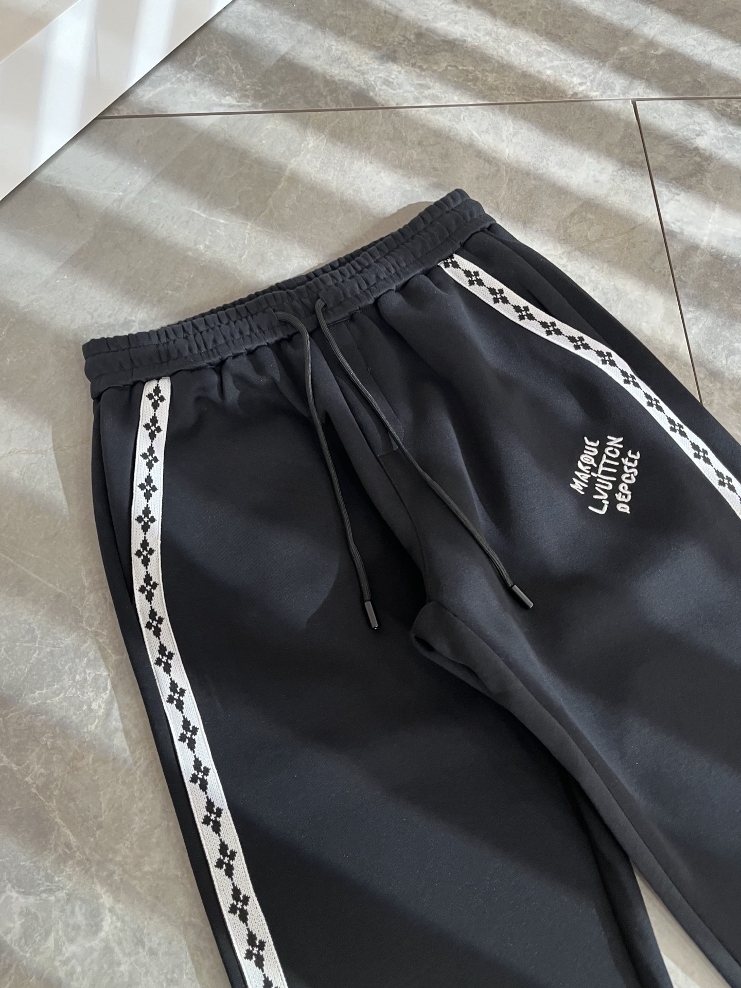 Louls**Vultt*n路易*登 2025秋冬新款松紧腰休闲裤 ！前后标识logo图案刺绣修饰！采用