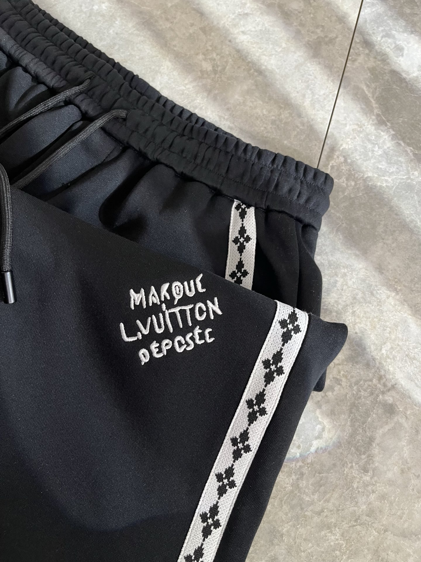 Louls**Vultt*n路易*登 2025秋冬新款松紧腰休闲裤 ！前后标识logo图案刺绣修饰！采用