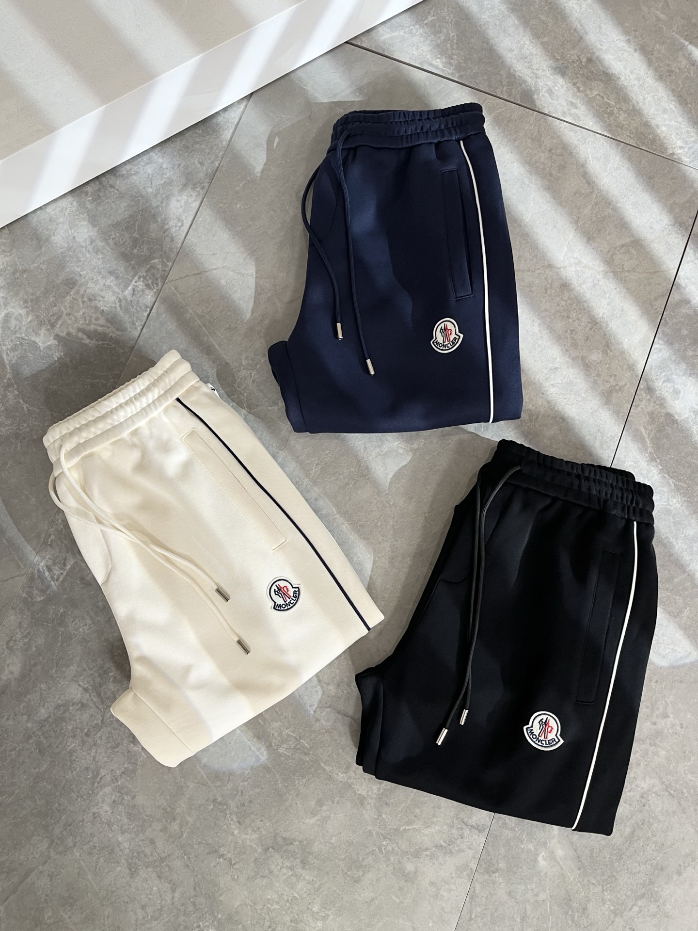 Moncl*r蒙*口2025秋冬最新的贸易订单休闲裤！全品相！！裤腿logo图案刺绣设计！定制专属纯棉面